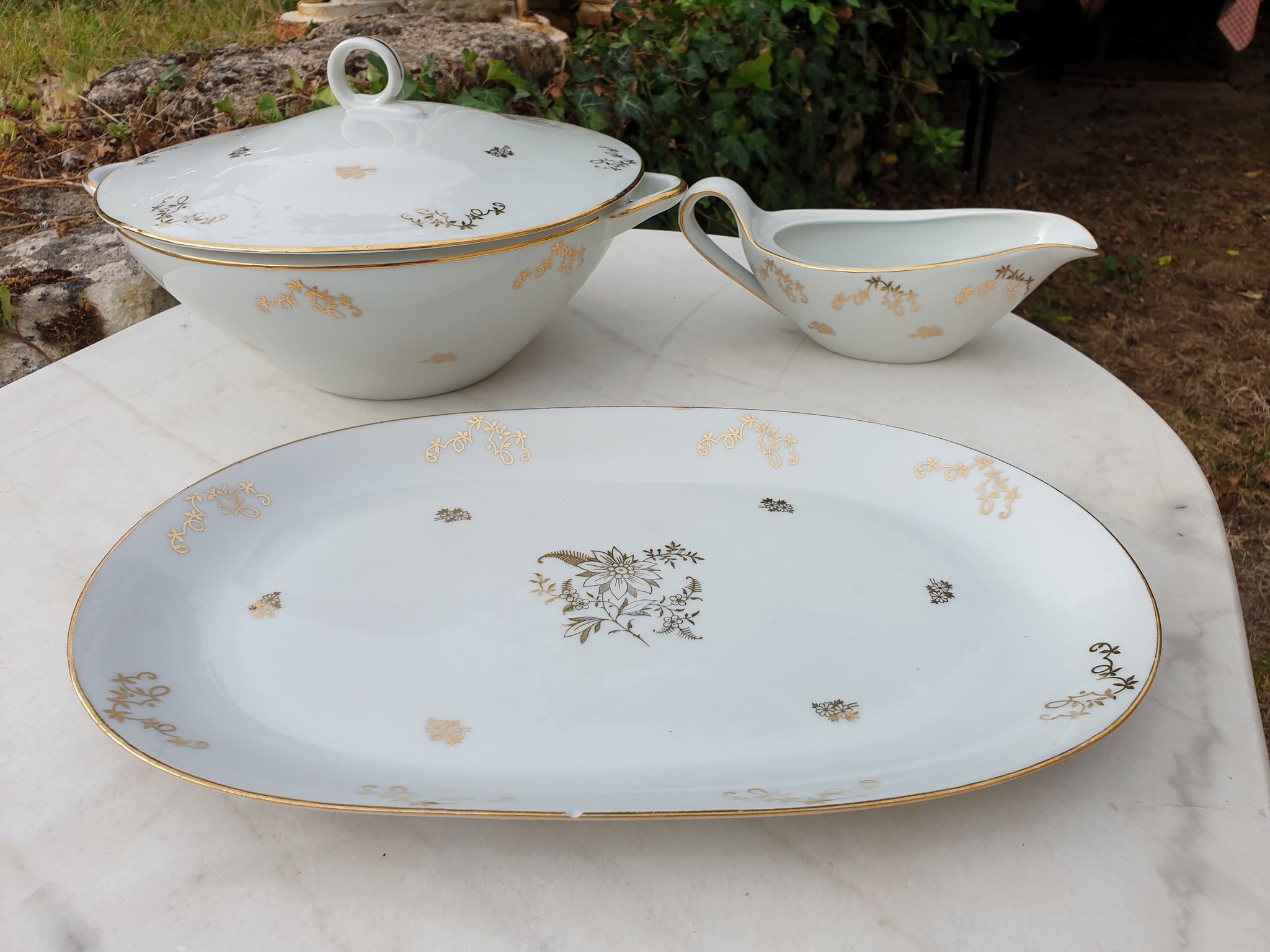 Serving dishes and soup bowl in luxury porcelain of the compagnie nationale