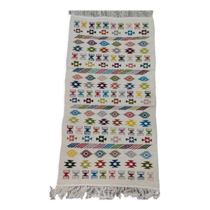 Tapis blanc à motifs berbères