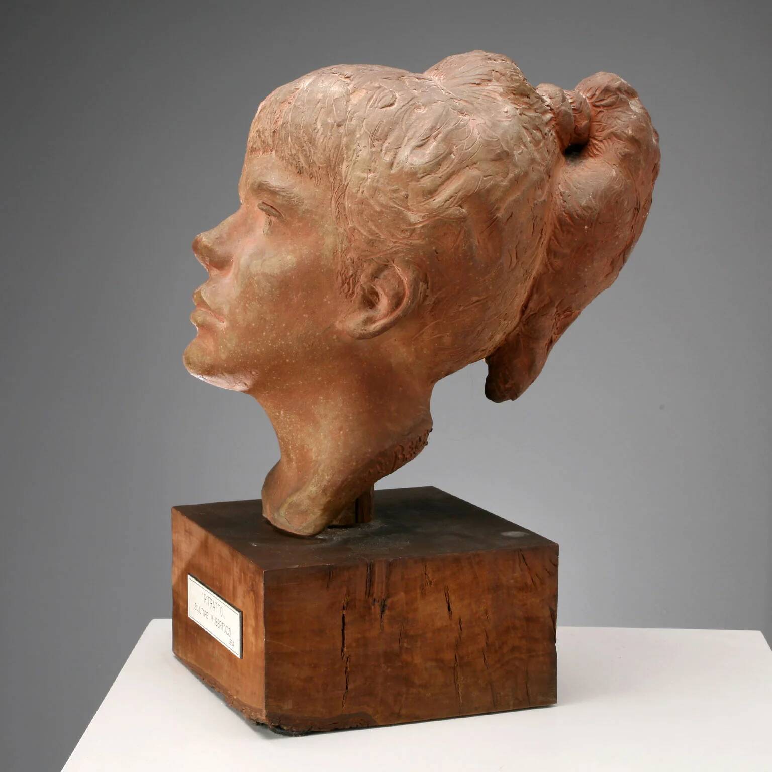 Sculpture moderne tête de jeune fille signée Mario Bertozzi Italie années 1960