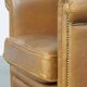 Fauteuil club en cuir de mouton de couleur cognac neutre et en bon état
