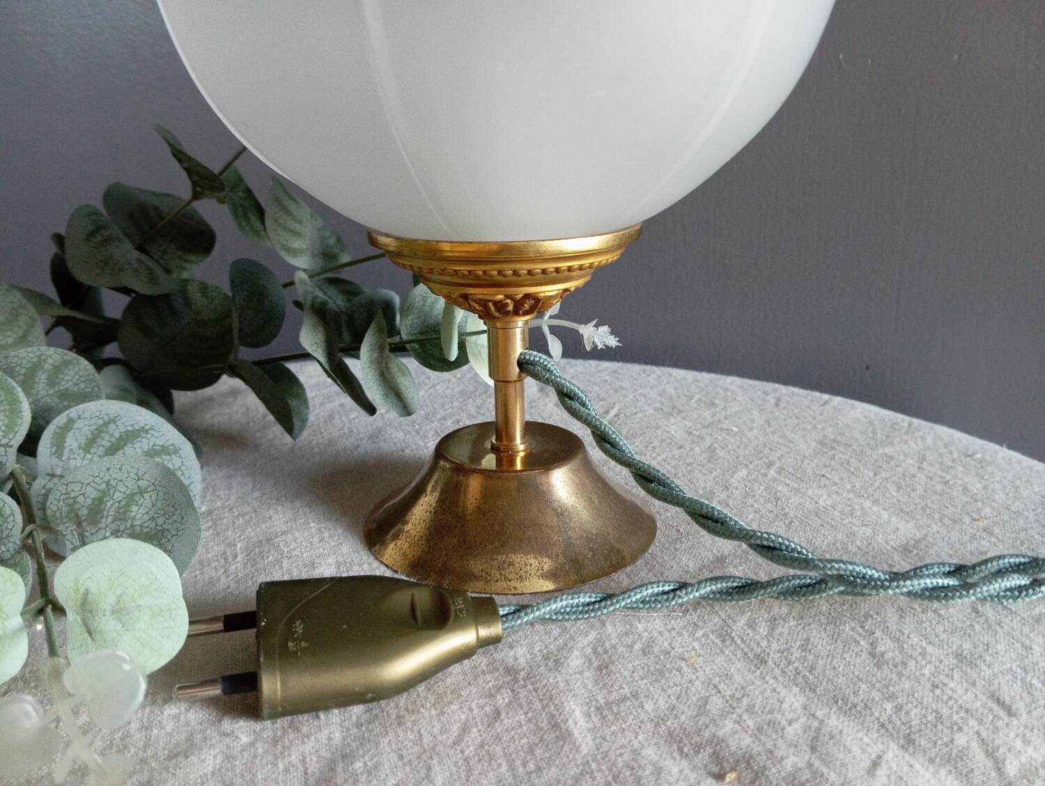 Art deco desk lamp white frosted corolla glass, gold base