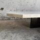 Table basse postmoderne en marbre blanc et granit noir — design sculptural asymétrique