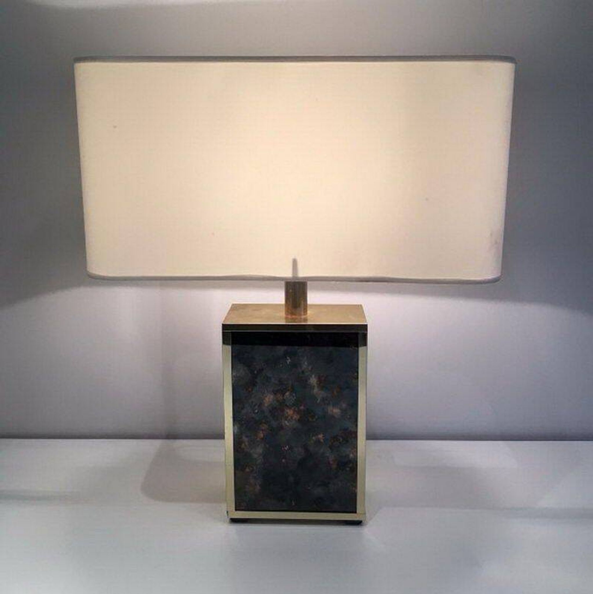 Lamp in gilded metal and stylized glass. In the style of Aldo Tura