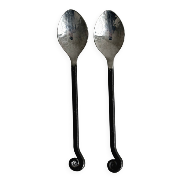Deux petites cuillères à sucre en métal martelé motif escargot