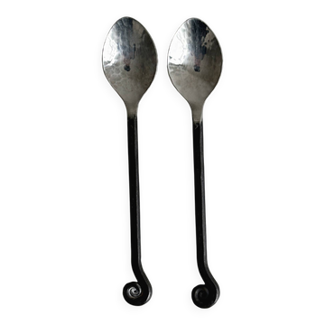 Deux petites cuillères à sucre en métal martelé motif escargot