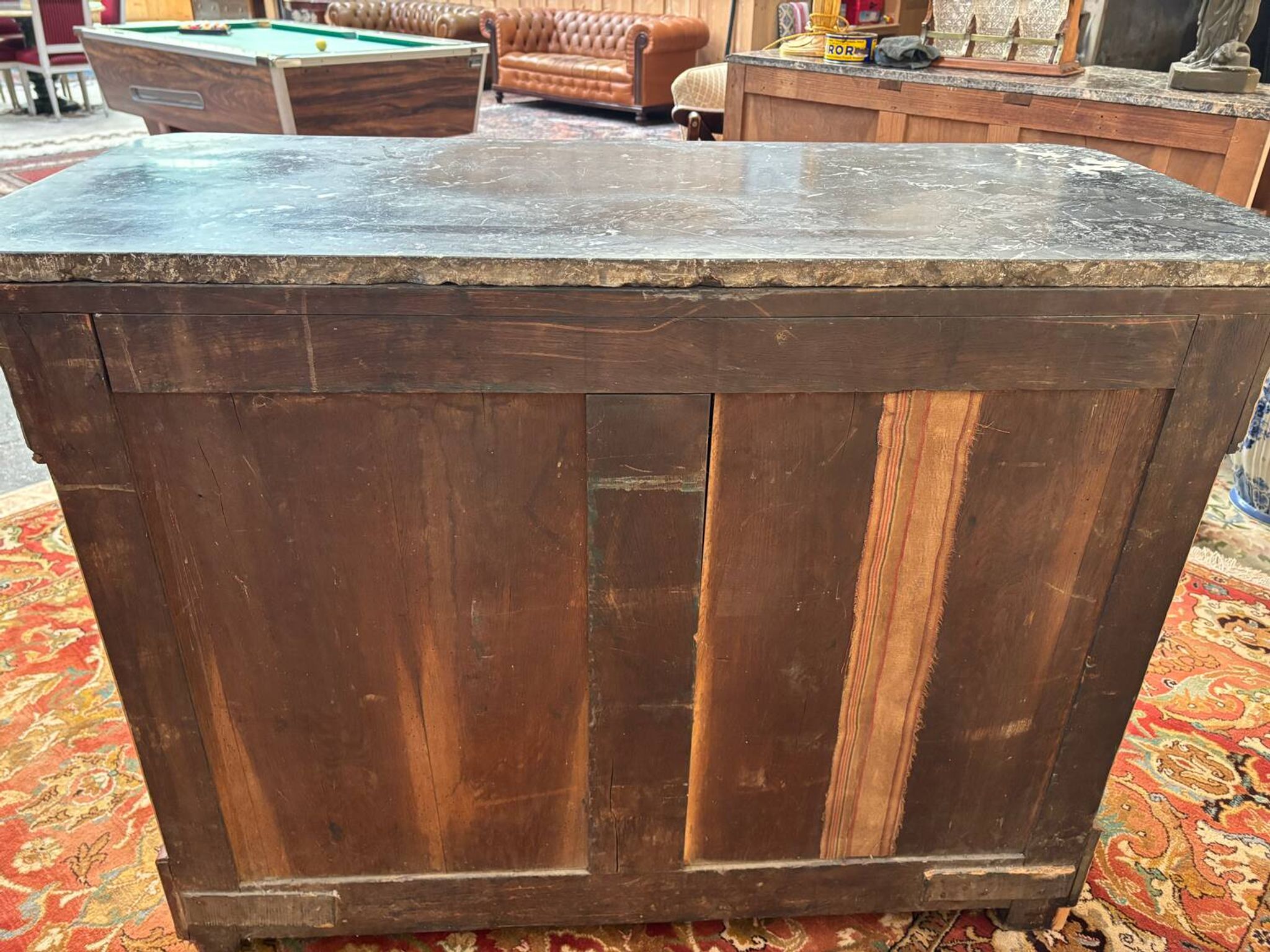 Renaissance period chest of drawers in flamed mahogany veneer