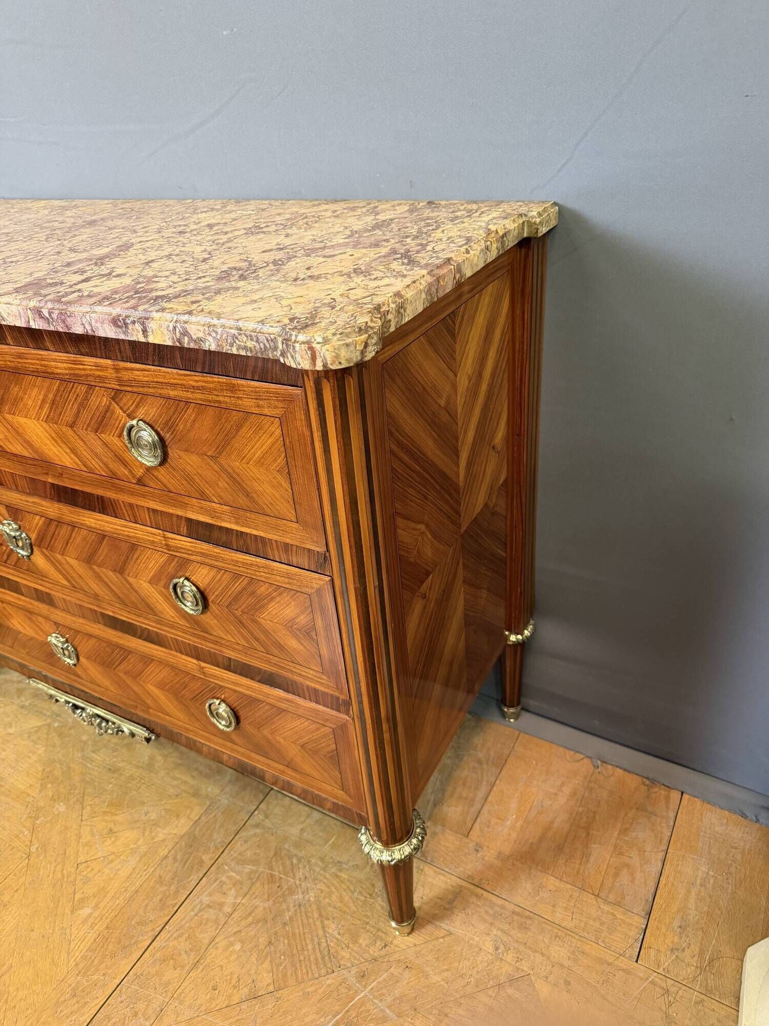 Louis XVI commode in rosewood and rosewood.