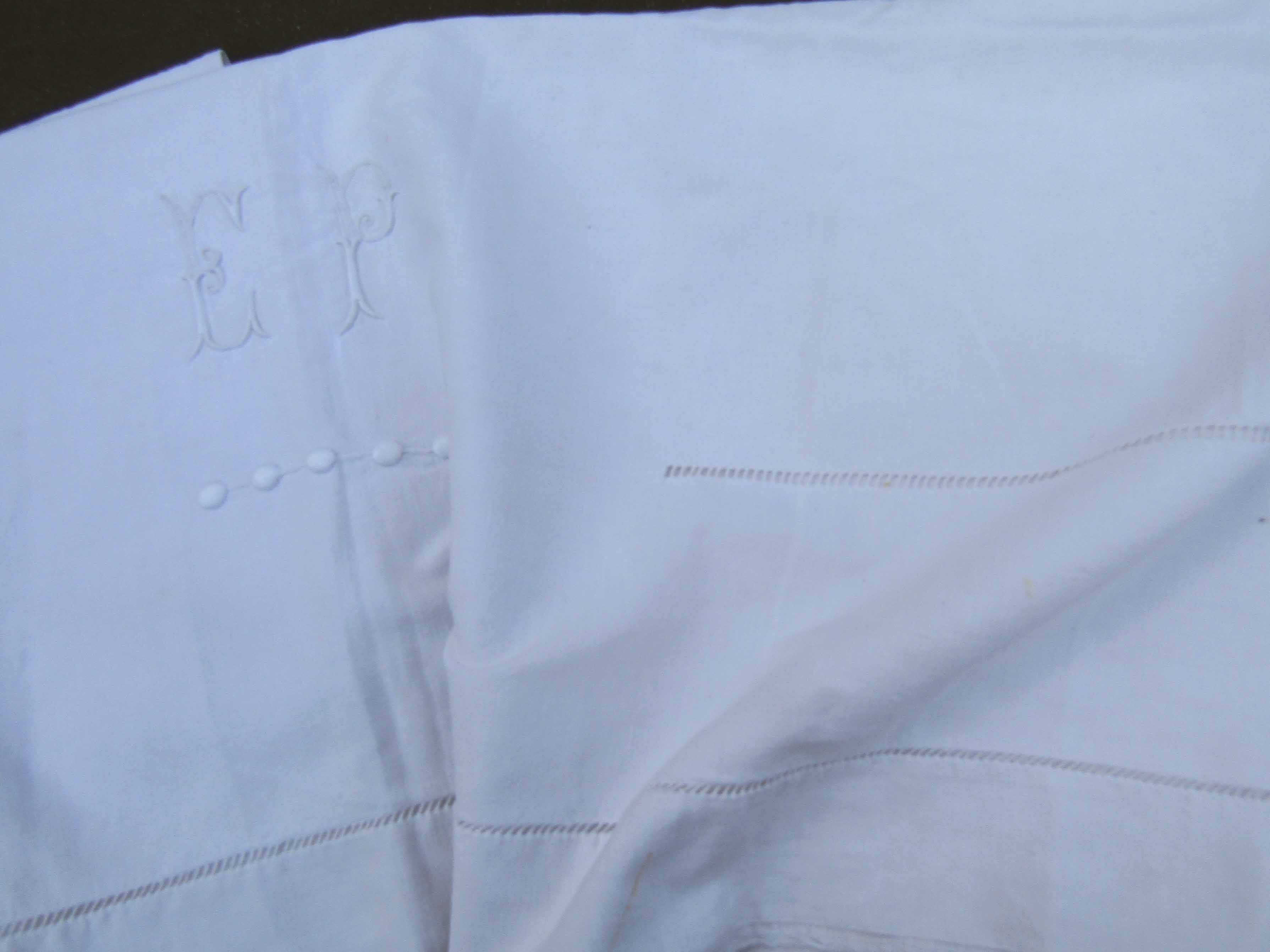 Ancien drap blanc monogrammé E.P coton brodé