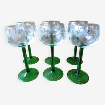 10 Alsatian wine glasses with grape cluster decor