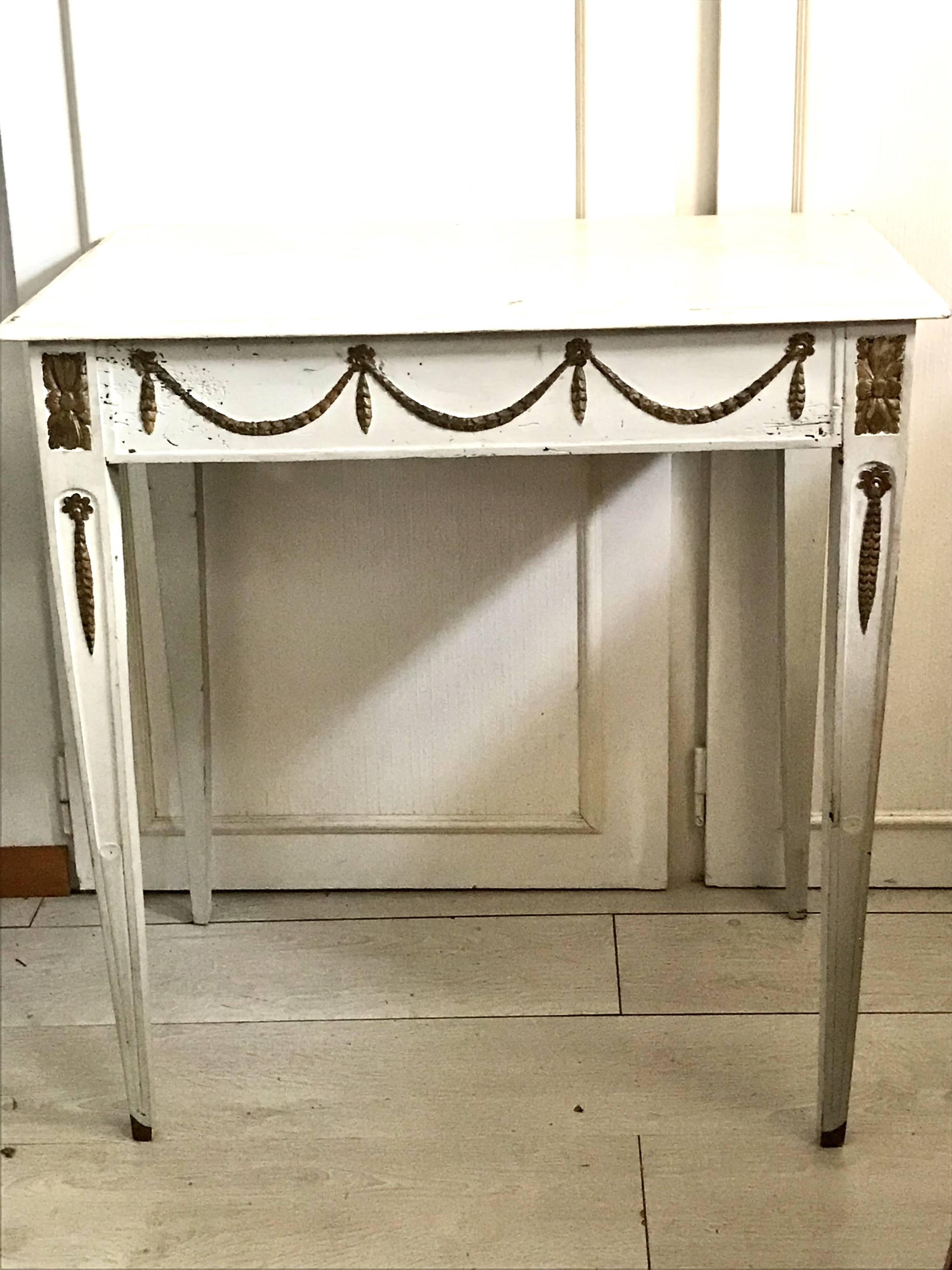 Petite table en bois à patine or et blanc cassé, XIX ème