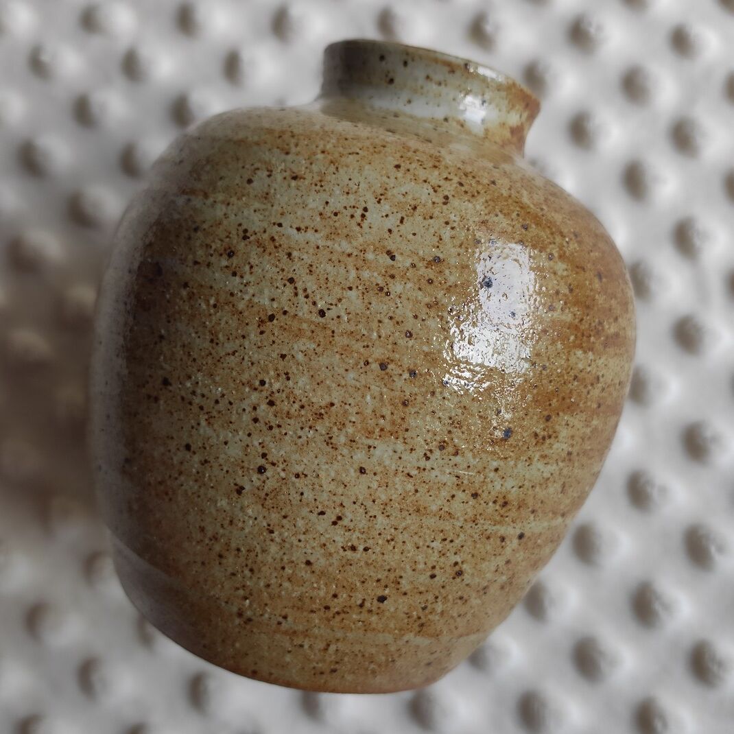 Vase en grès brun