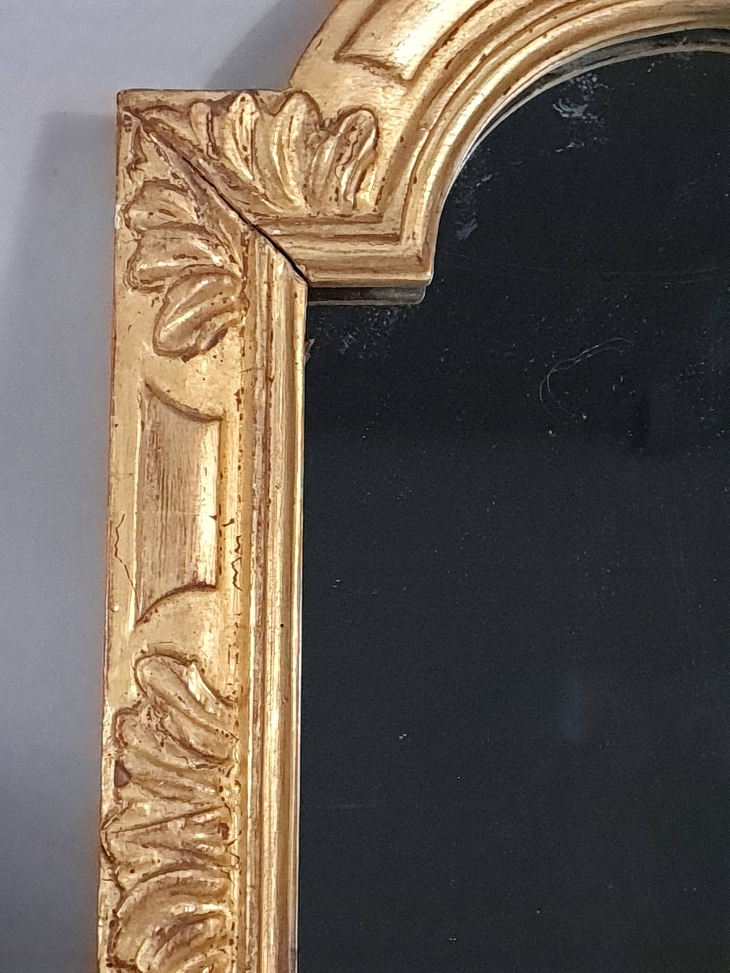 Antique mirror with hat-shaped frame, carved and gilded wood, 46x32 cm D011