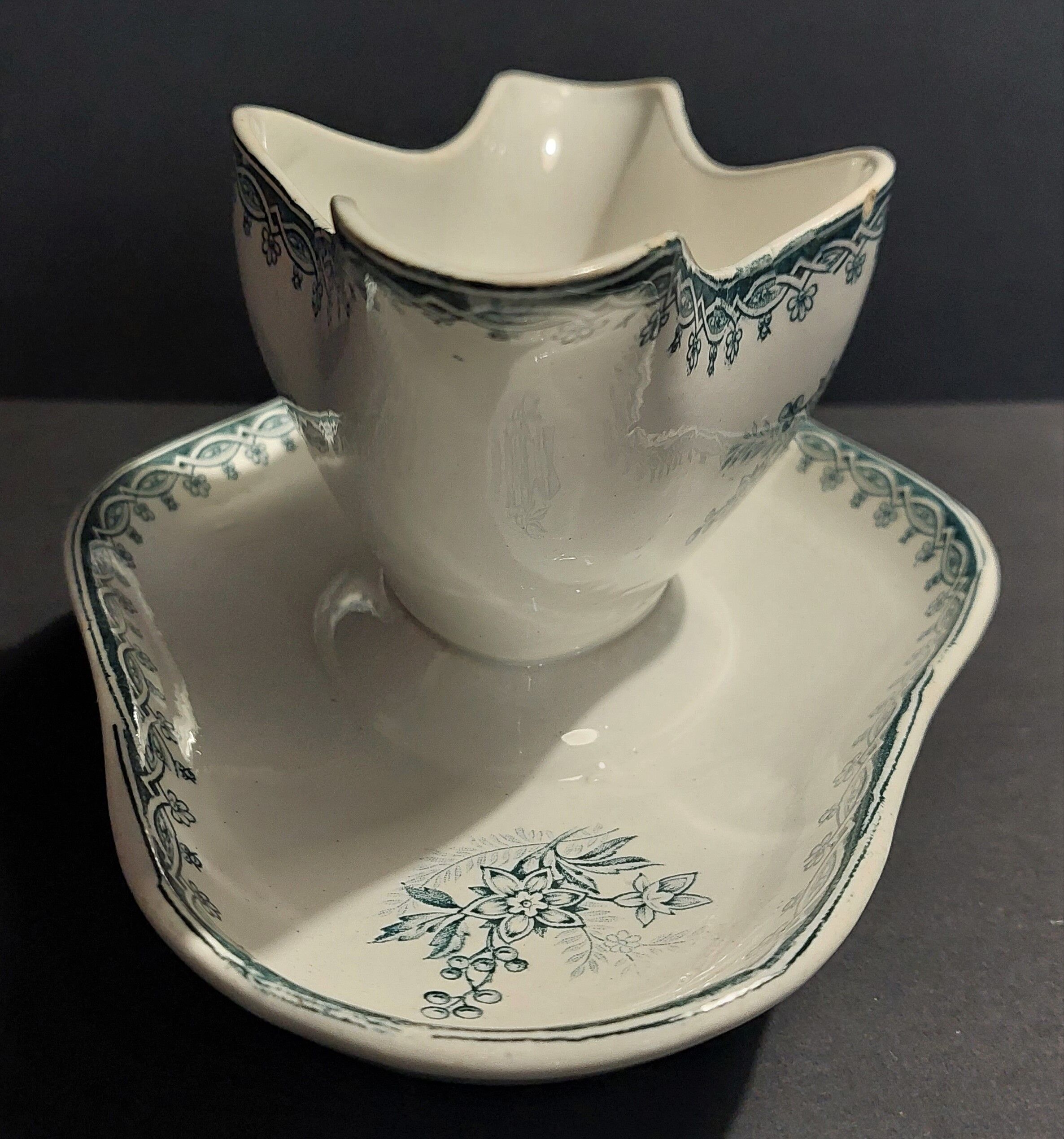 Saucière en faïence de Saint Amand décor Margot