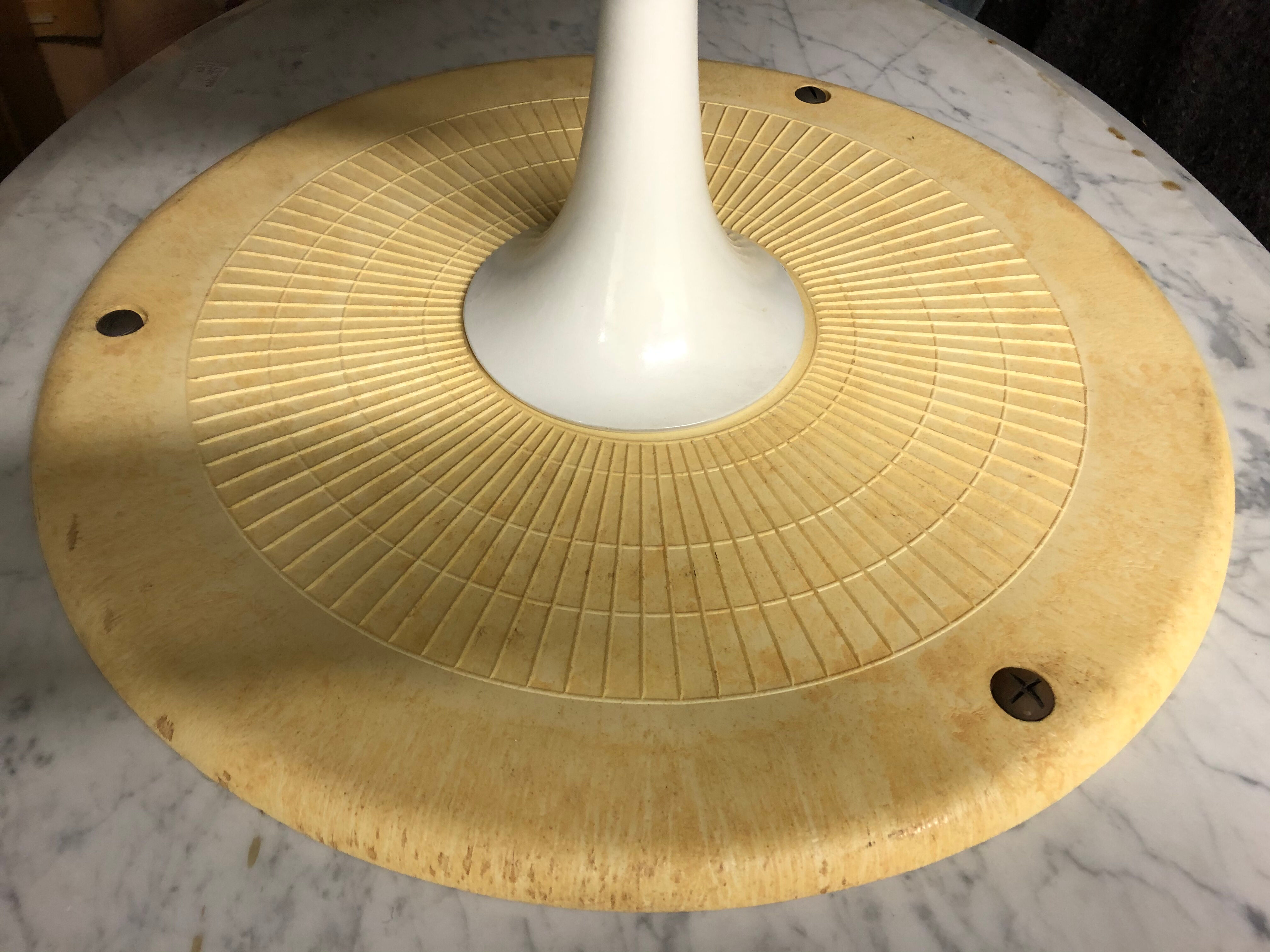 Oval coffee table by Eero Saarinen for Knoll