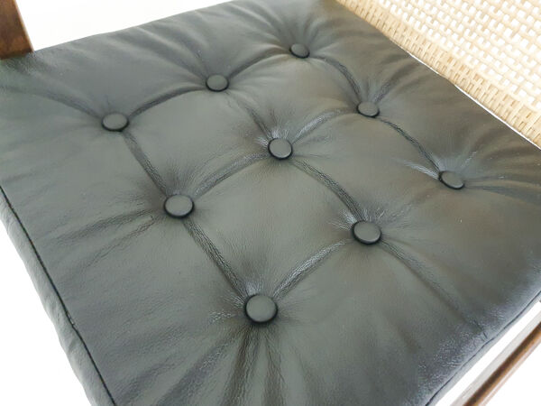 Fauteuil à dossier bas en rotin et cuir par P.J. Muntendam pour Gebr. Jonkers, Pays-Bas, années 1950