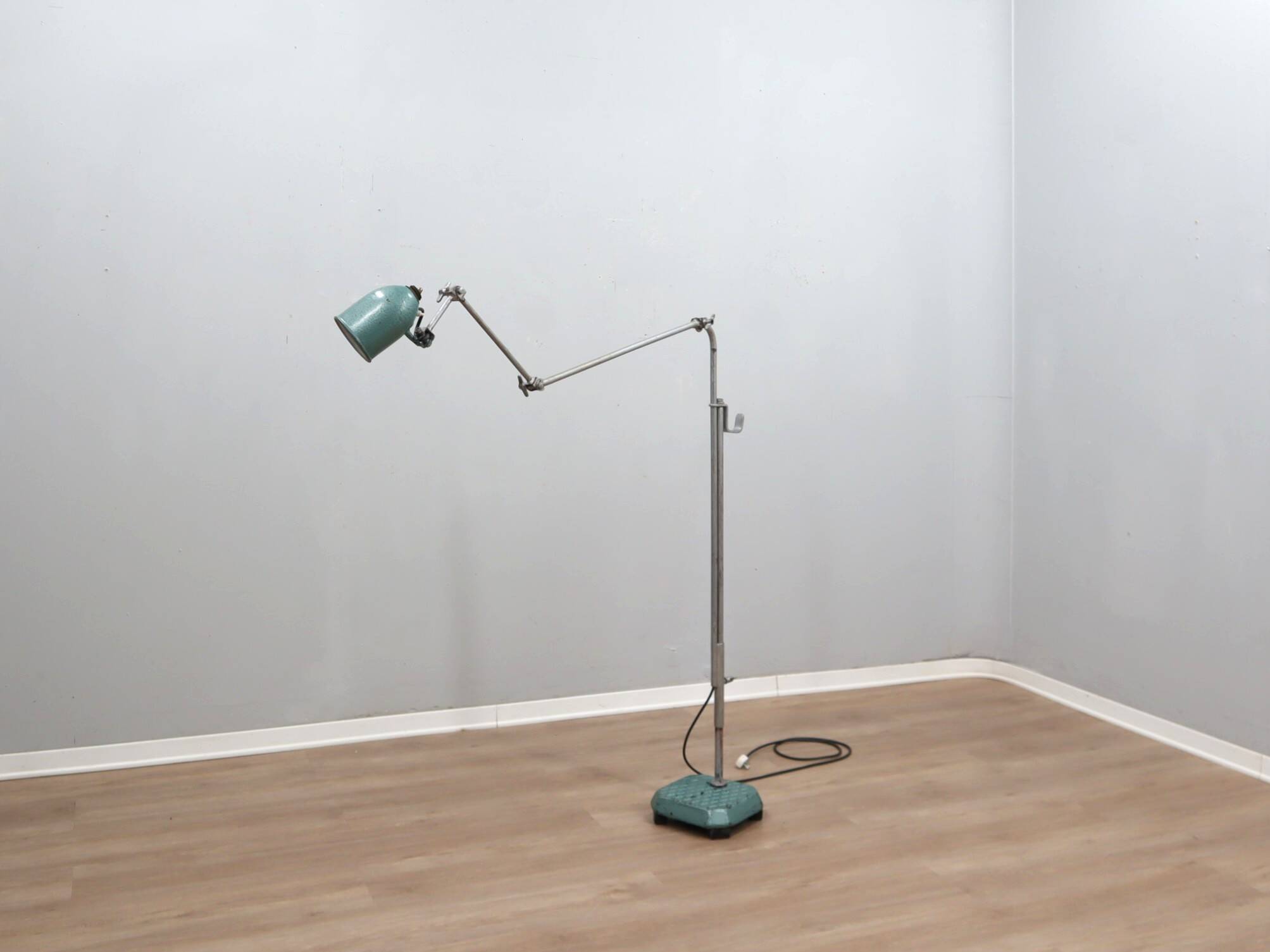 Lampe de sol industrielle ajustable des années 1960 vert martelé