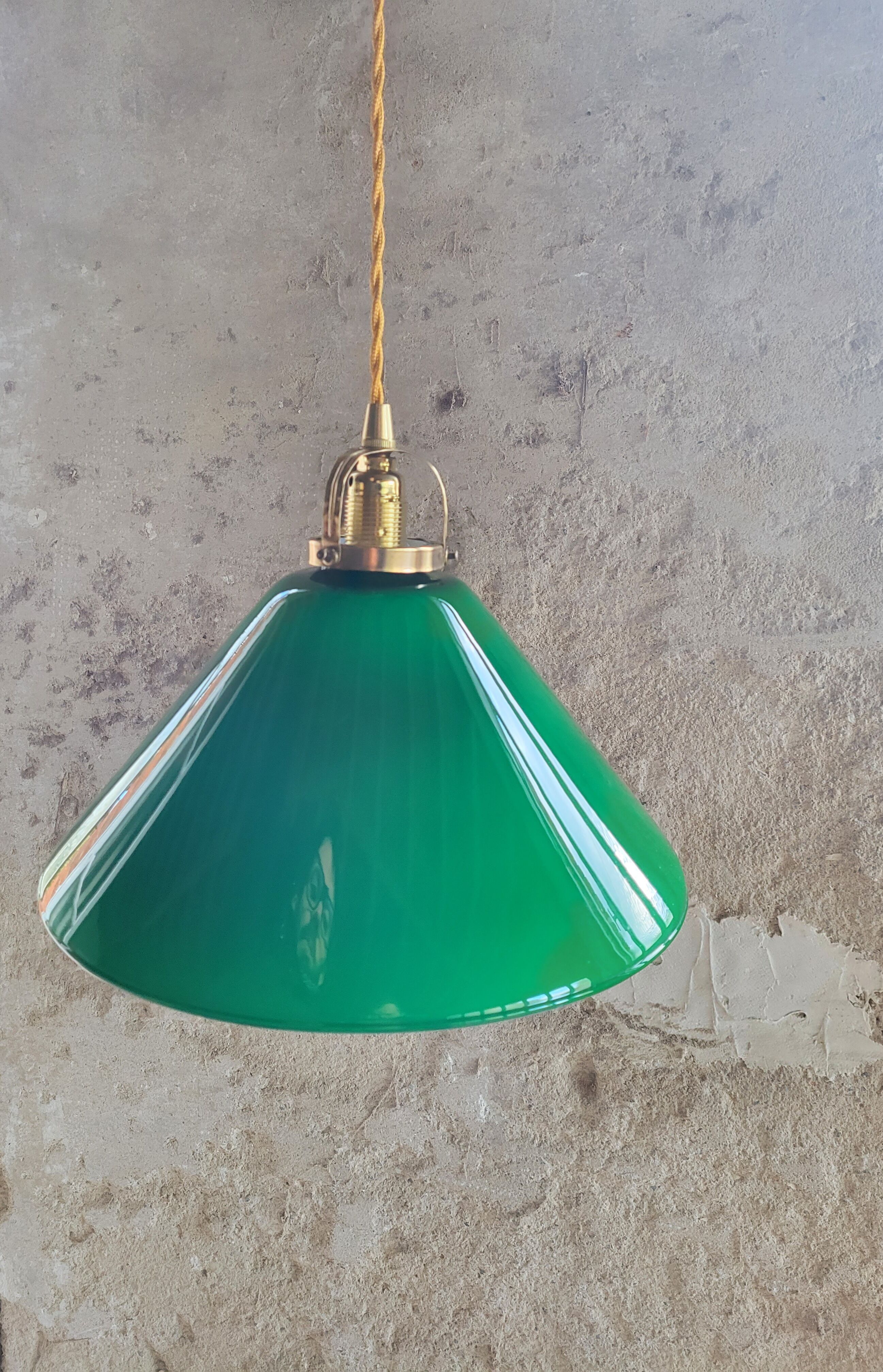 Suspension conique en opaline verte