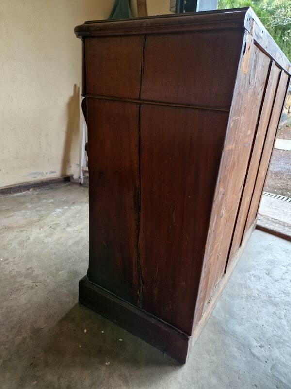 Mahogany and mahogany veneer sideboard - English work from the Victorian period - Circa 1870-1880