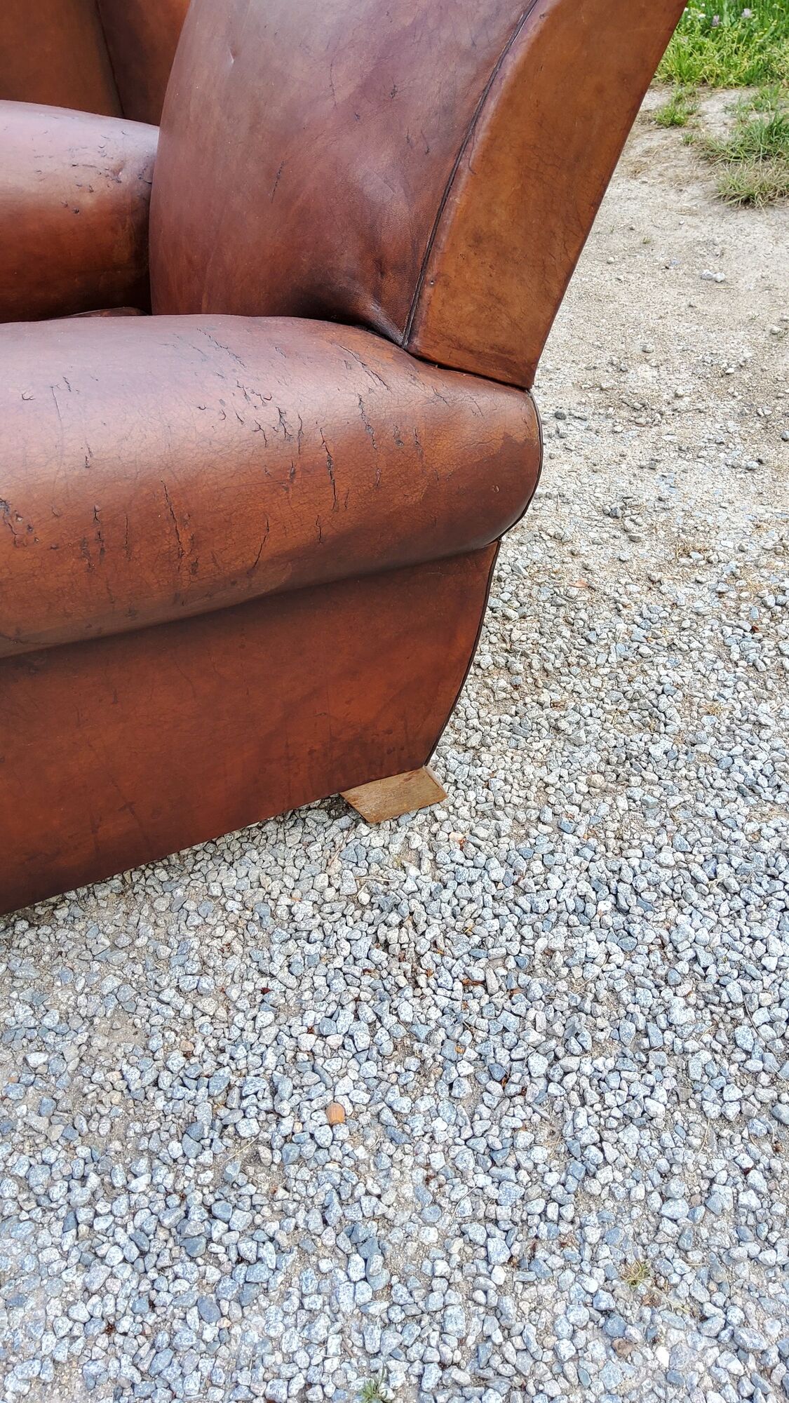 Paire de fauteuils club en cuir brun des années 30