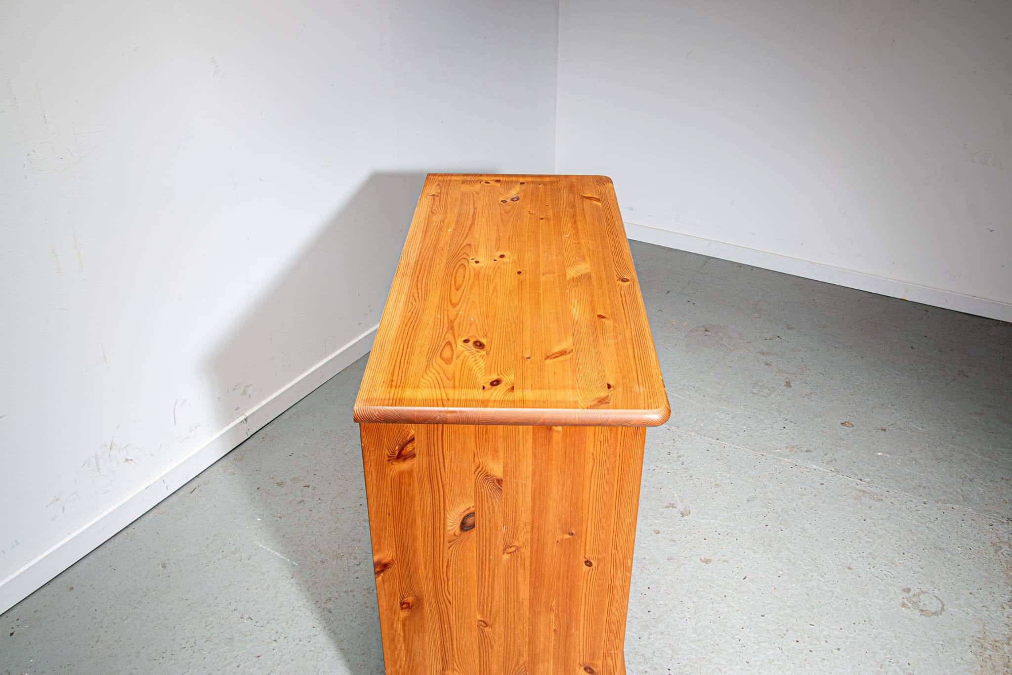 Petit buffet danois en pin des années 1980