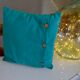 Coussin vert scandinave avec boutons en bois