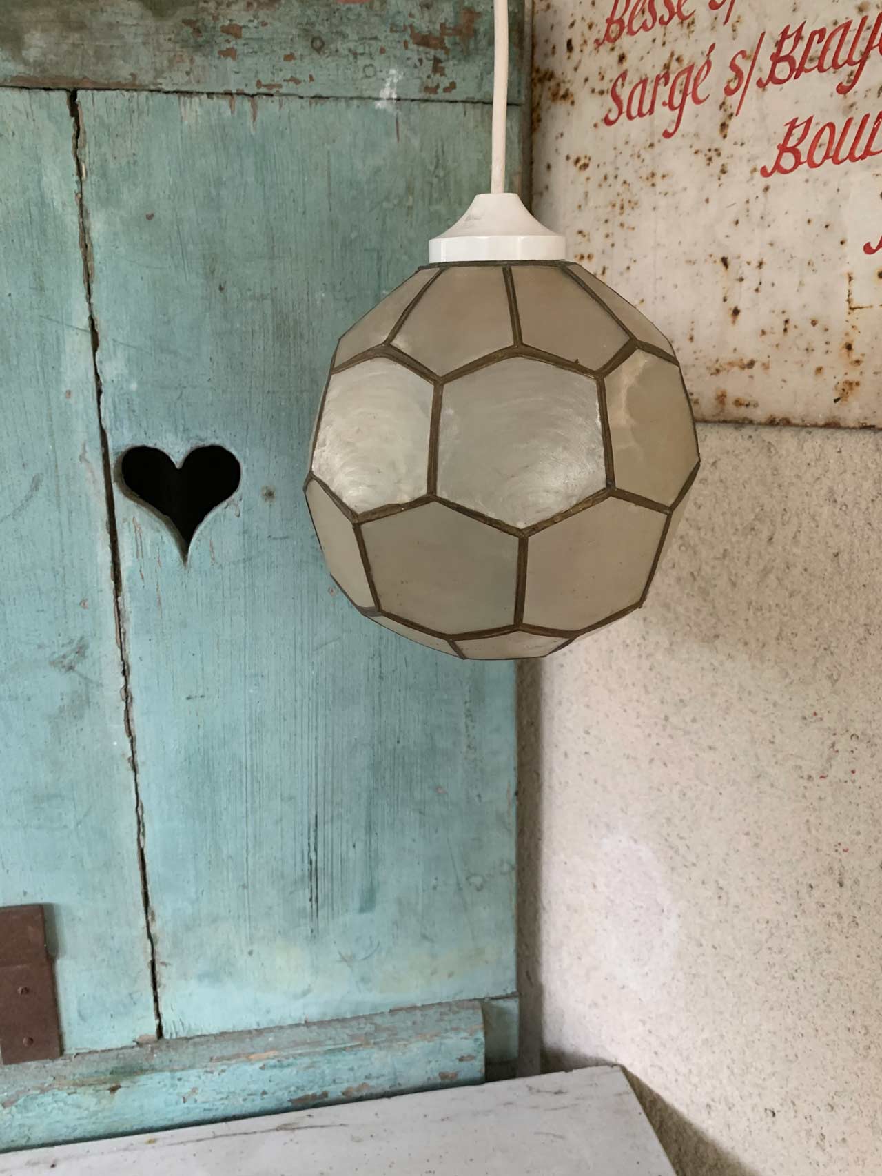 Mother-of-pearl and brass suspension
