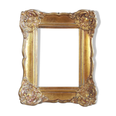 Patinated golden frame in wood and stucco