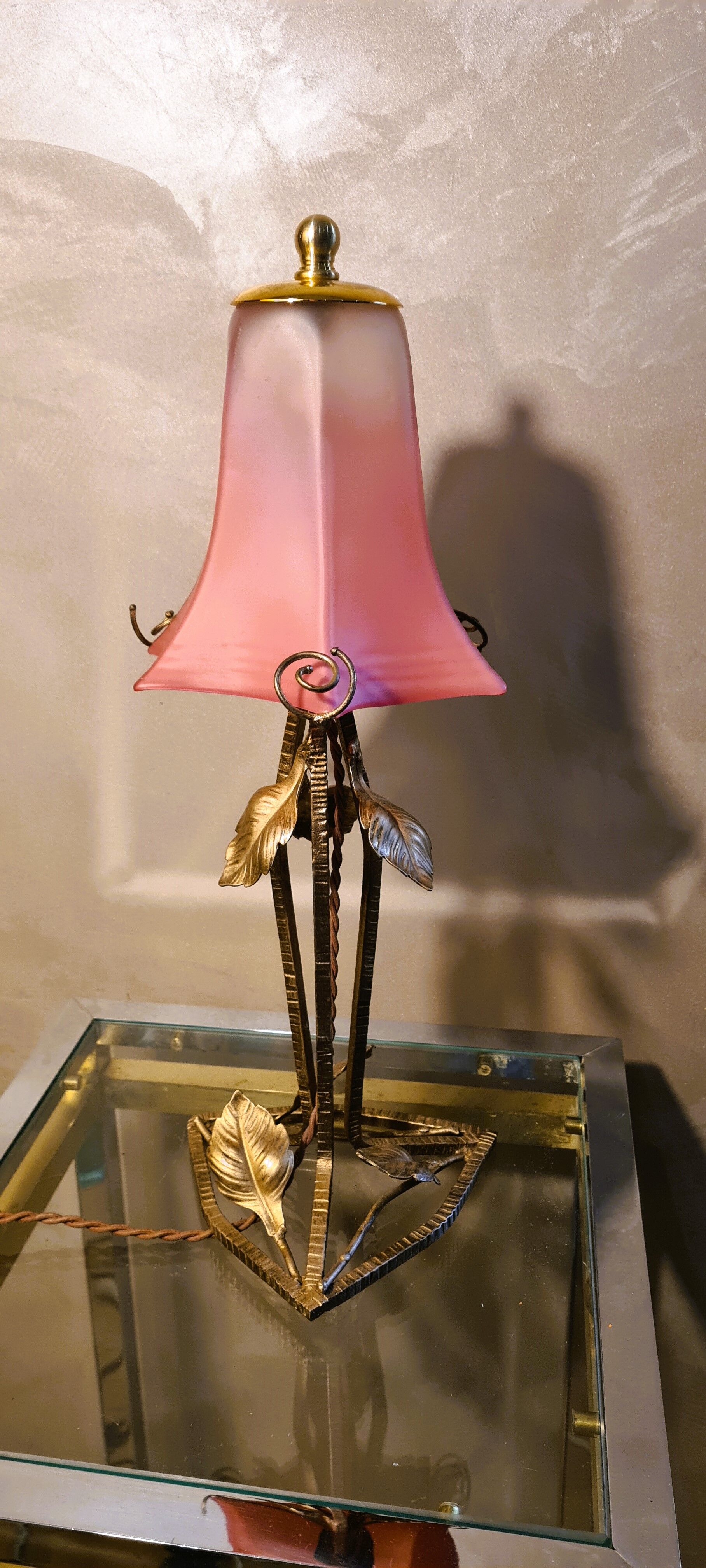 Wrought iron lamp from 1920 to 30, with gold patina with pretty pink tulip 39x16