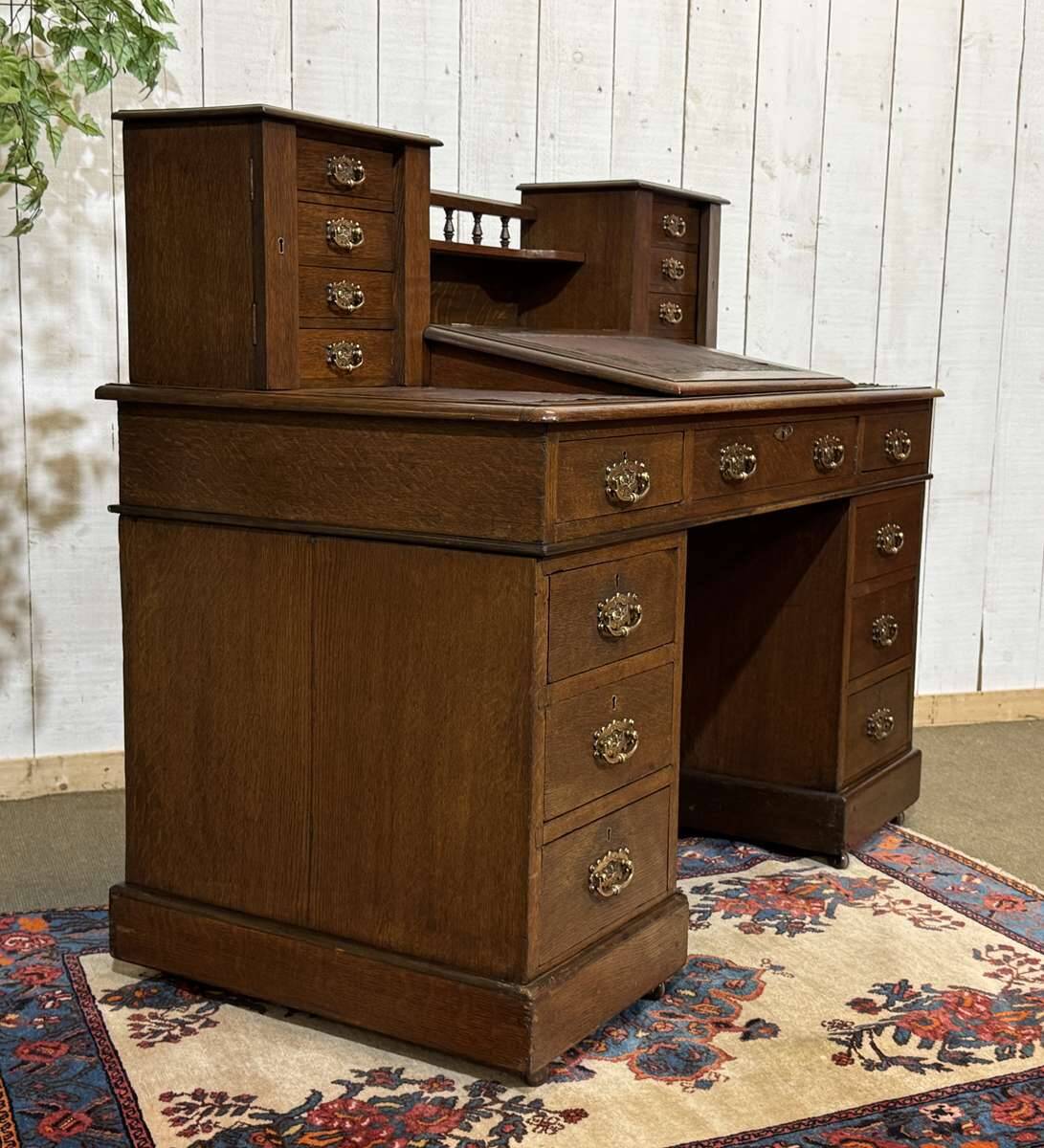 English oak graduated desk from the late 19th century.