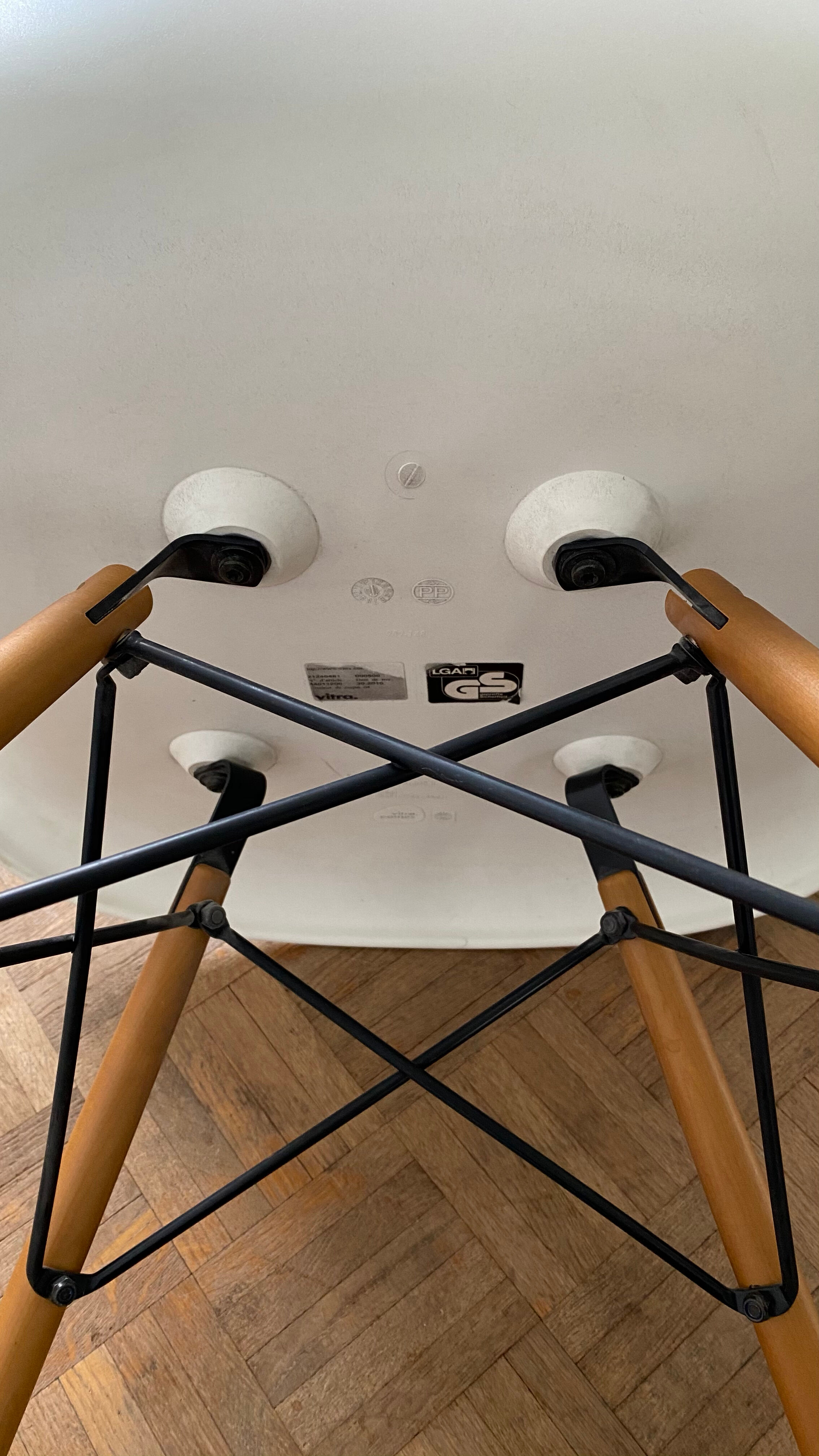 Eames Plastic Armchair DAW