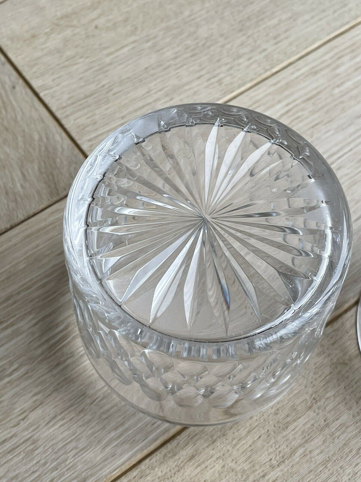 Chiseled crystal powder box