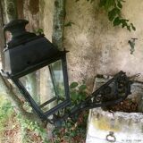 Lanterne ancienne sur sa potence