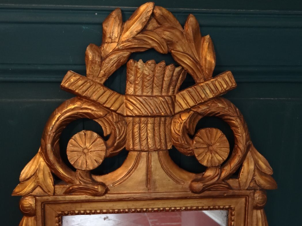 Louis XVI mirror (eighteenth century) in gilded stucco wood H 80 cm