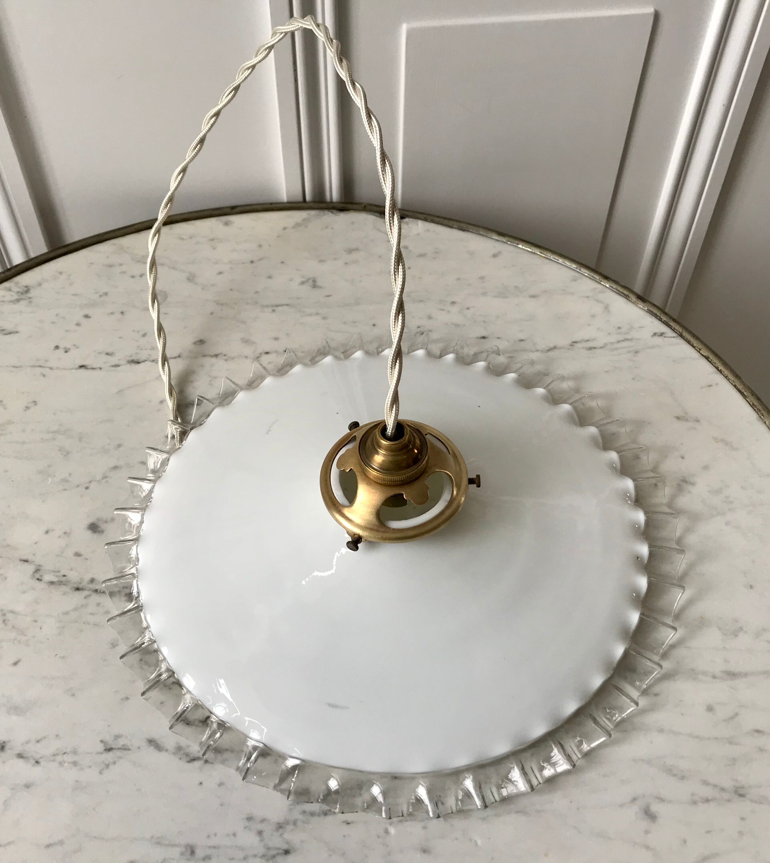 Suspension in serrated opaline 50s