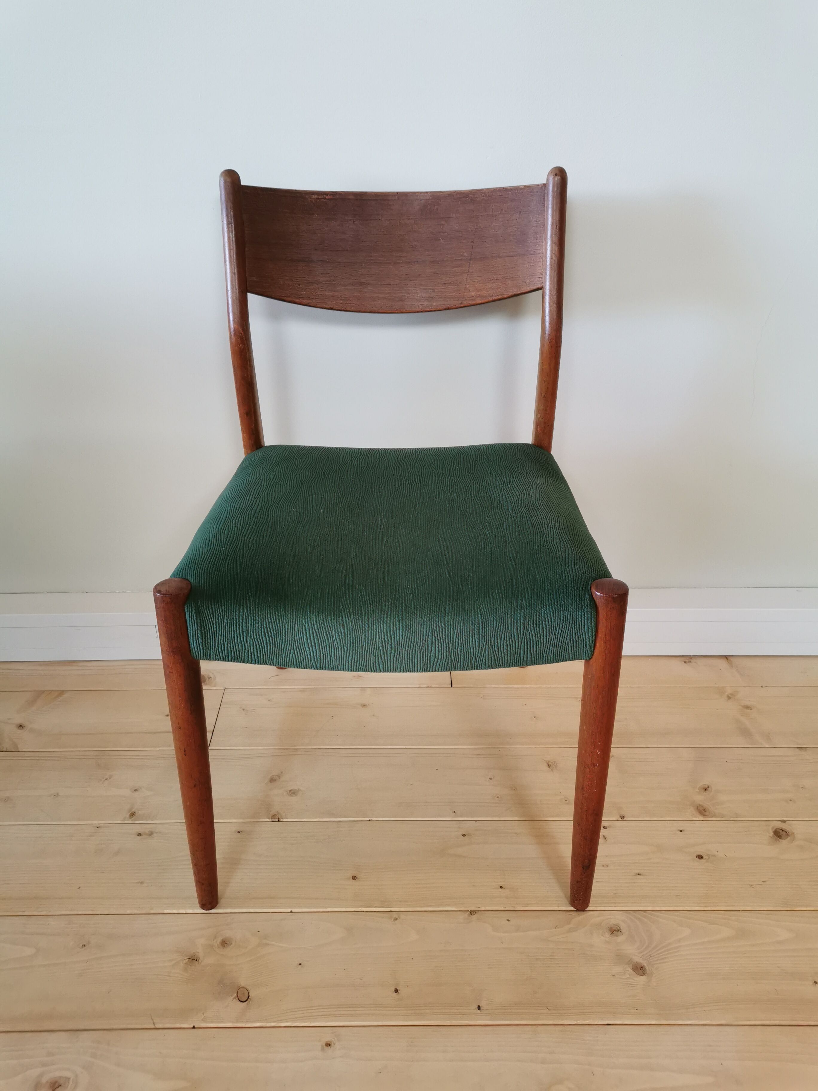 Lot of 6 chairs in 60s Scandinavian style teak