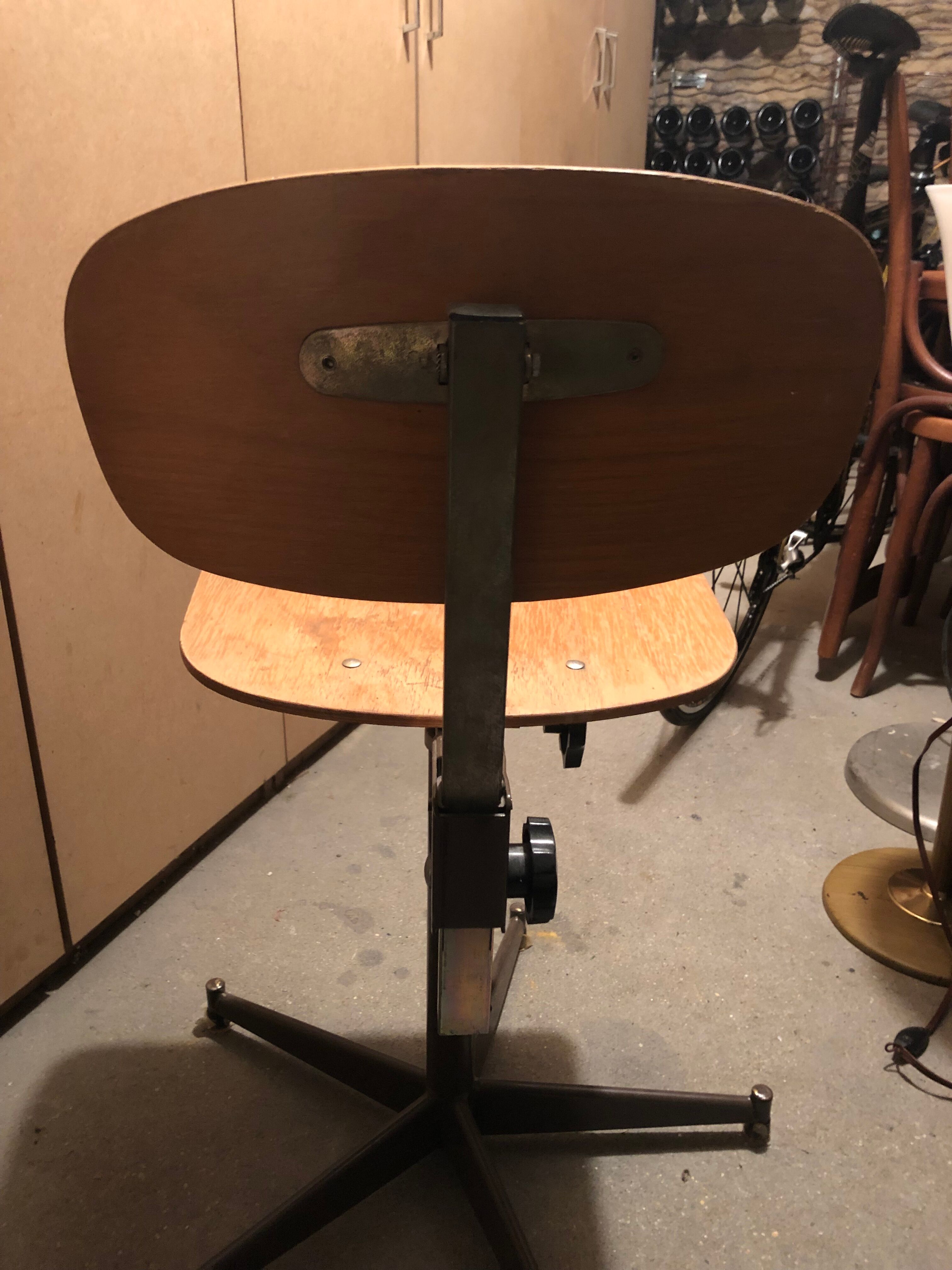 Adjustable workshop chair