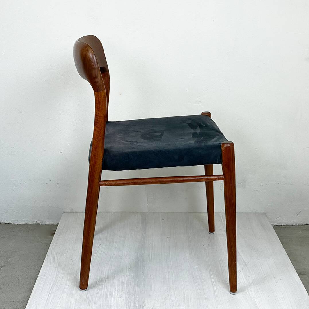 A beautiful pair of modern Scandinavian dining chairs in teak, model 75 by Niels Otto Møller.