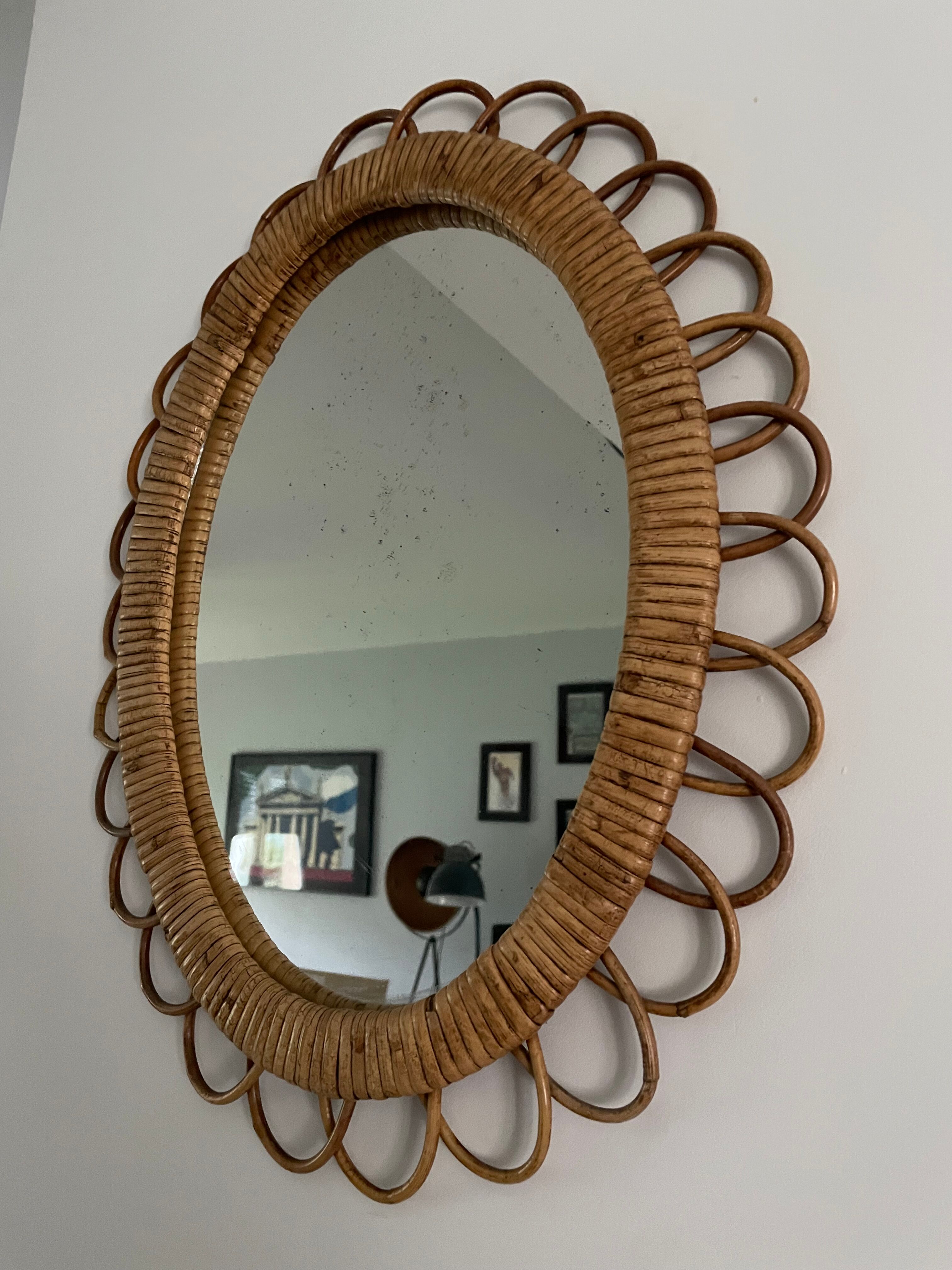 Rattan mirror flower shape