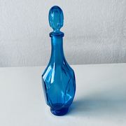 Carafe bleue en verre