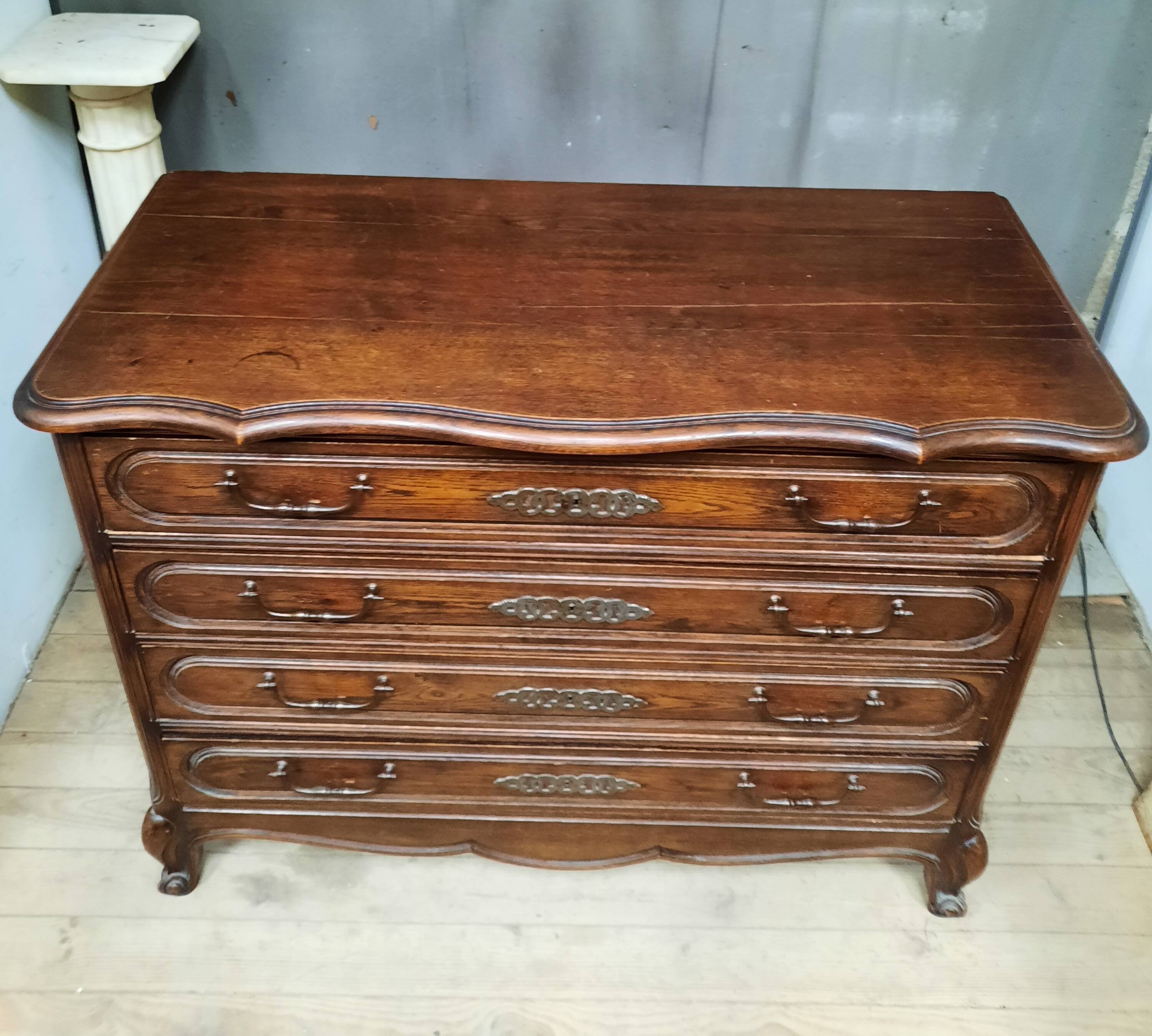 Oak chest of drawers
