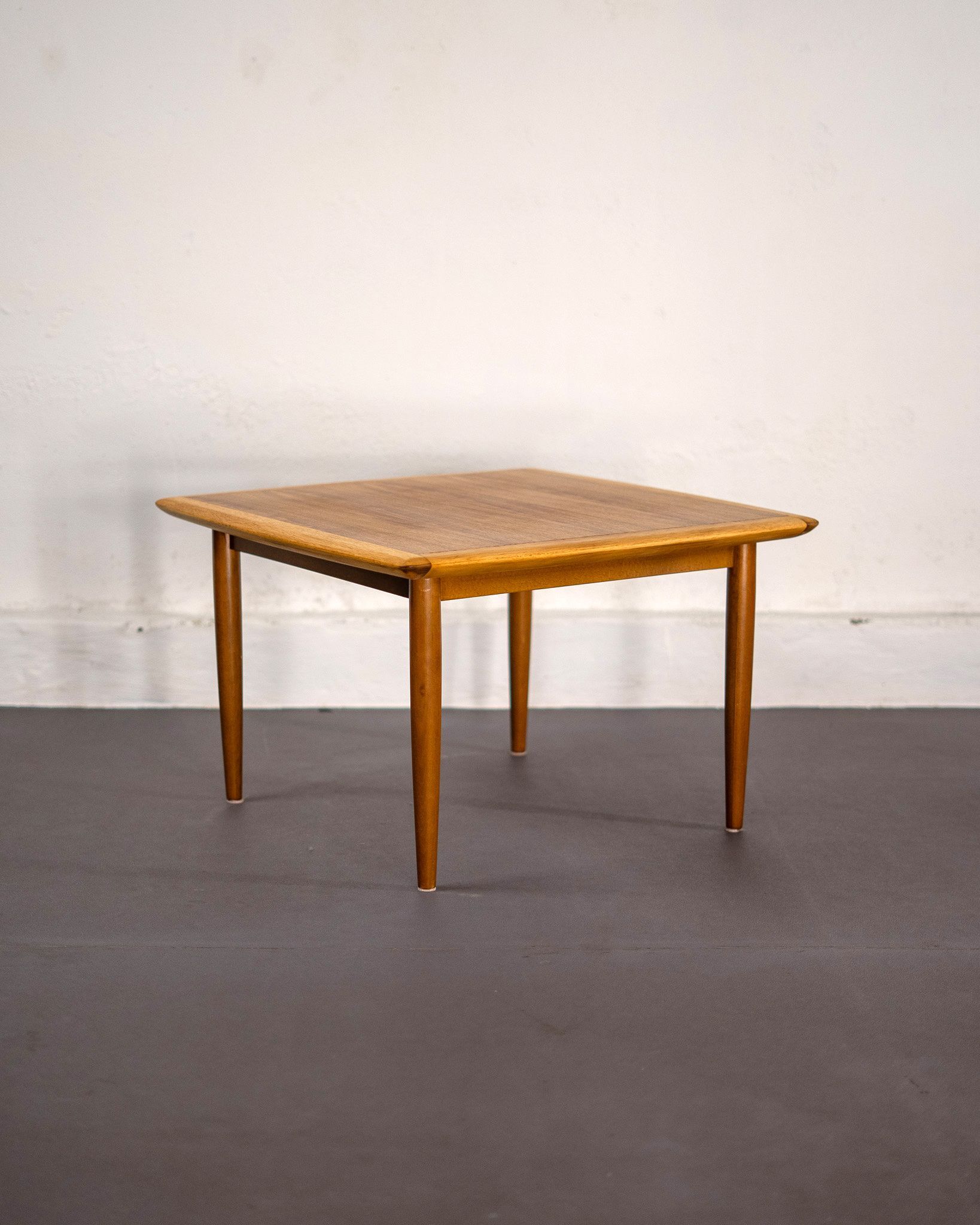 Table basse carrée de design allemand