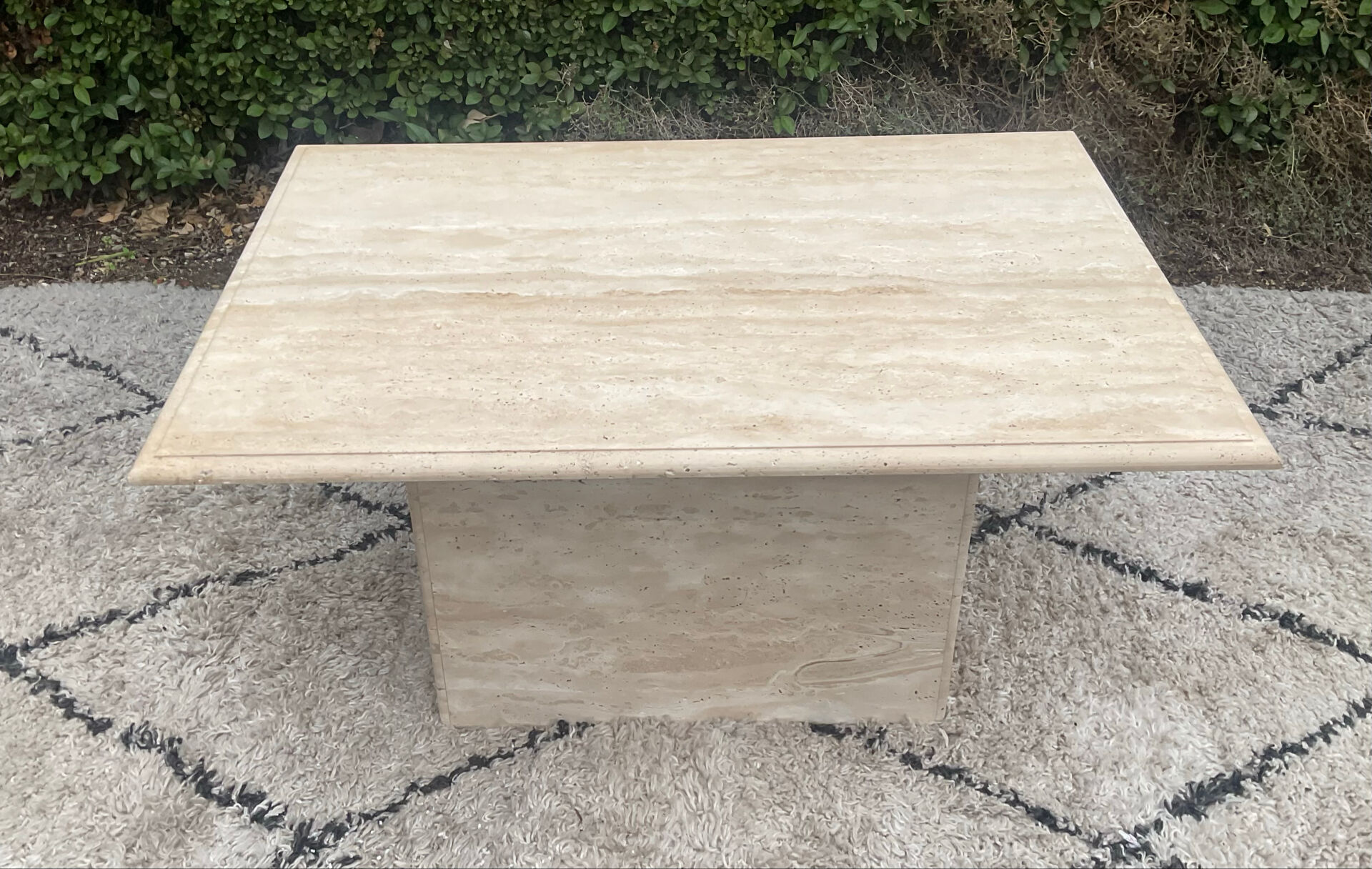 Table basse en travertin 