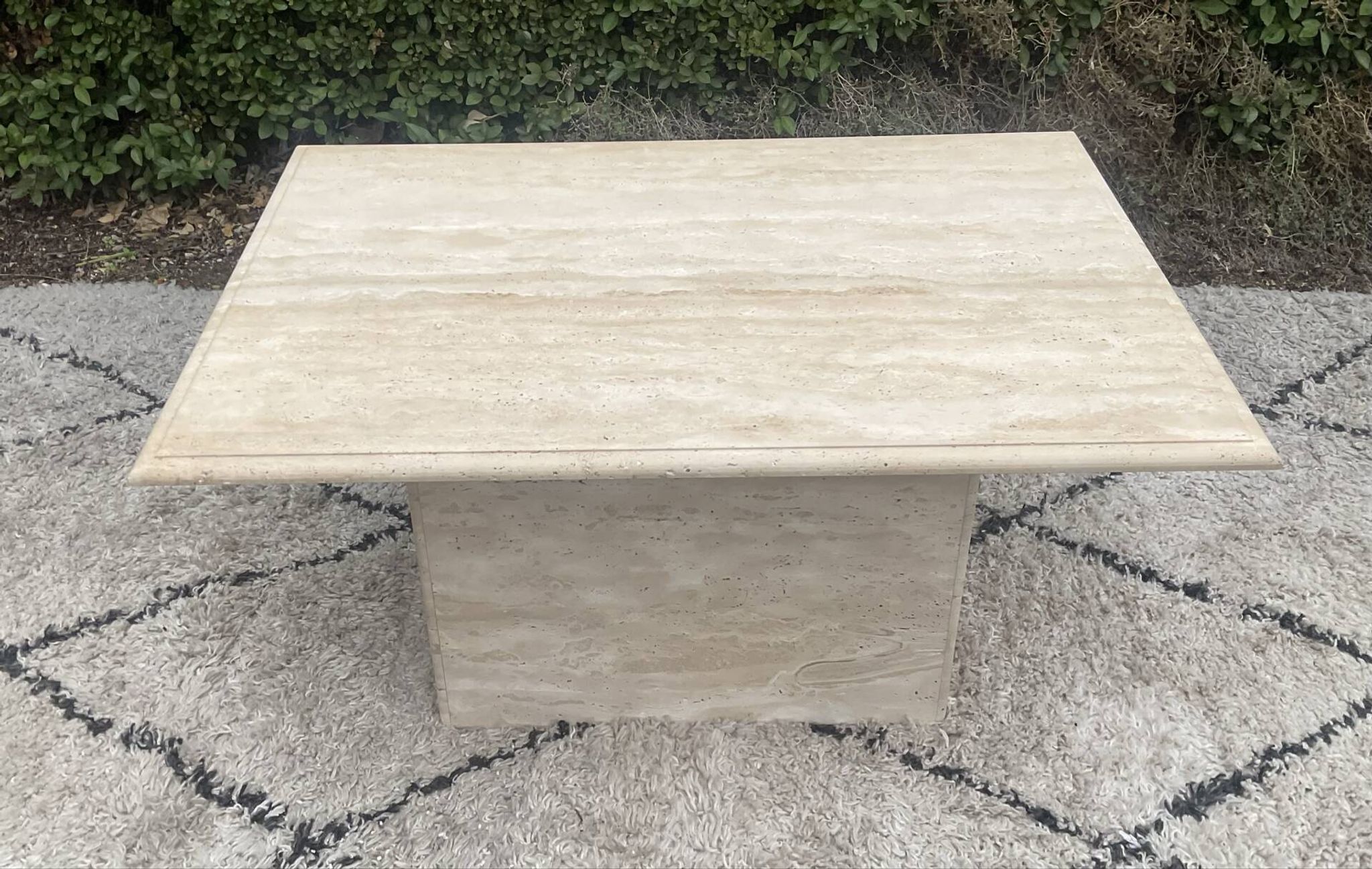 Table basse en travertin 