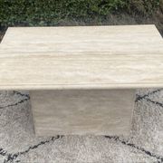 Table basse en travertin 