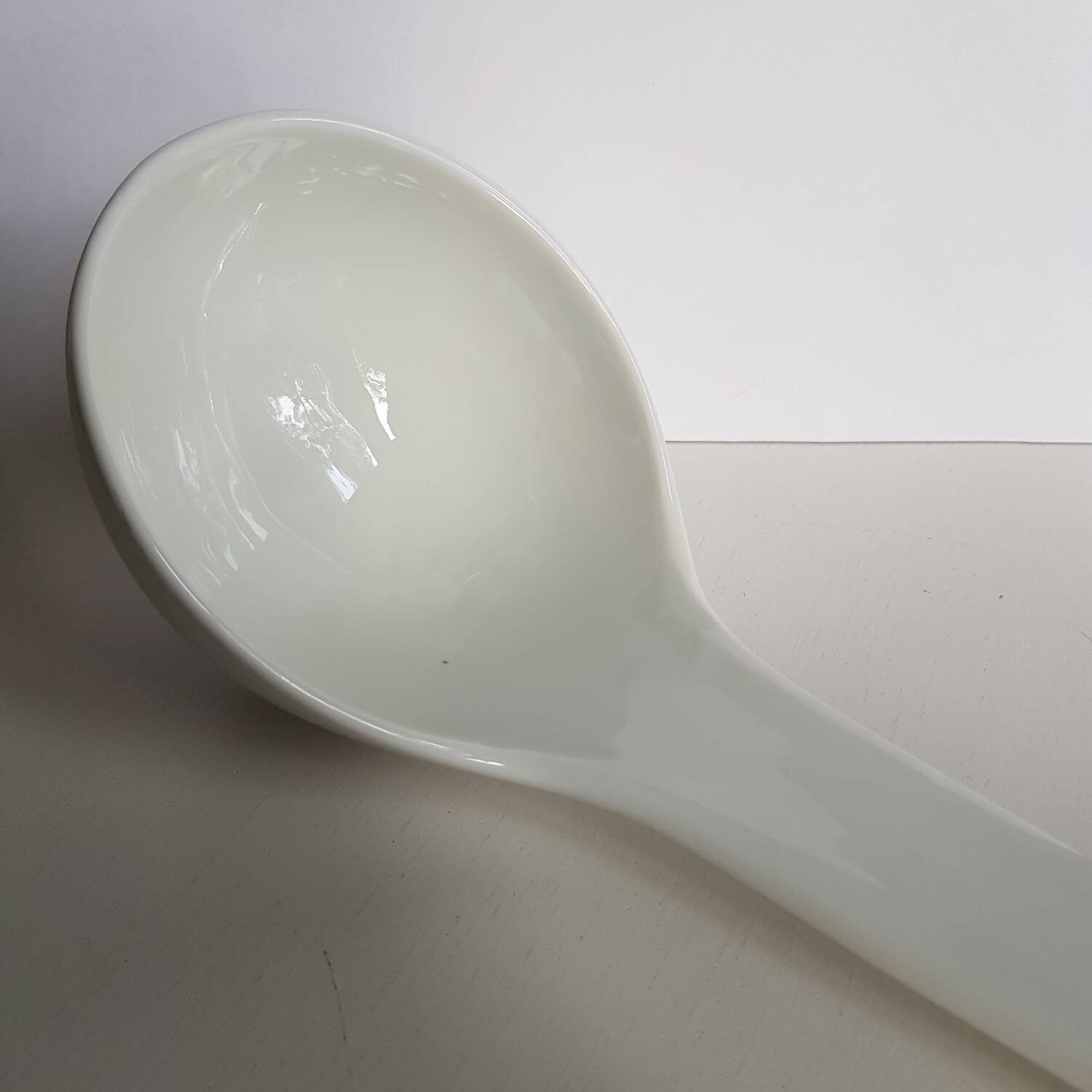 Louche de service à soupe en céramique blanche vintage