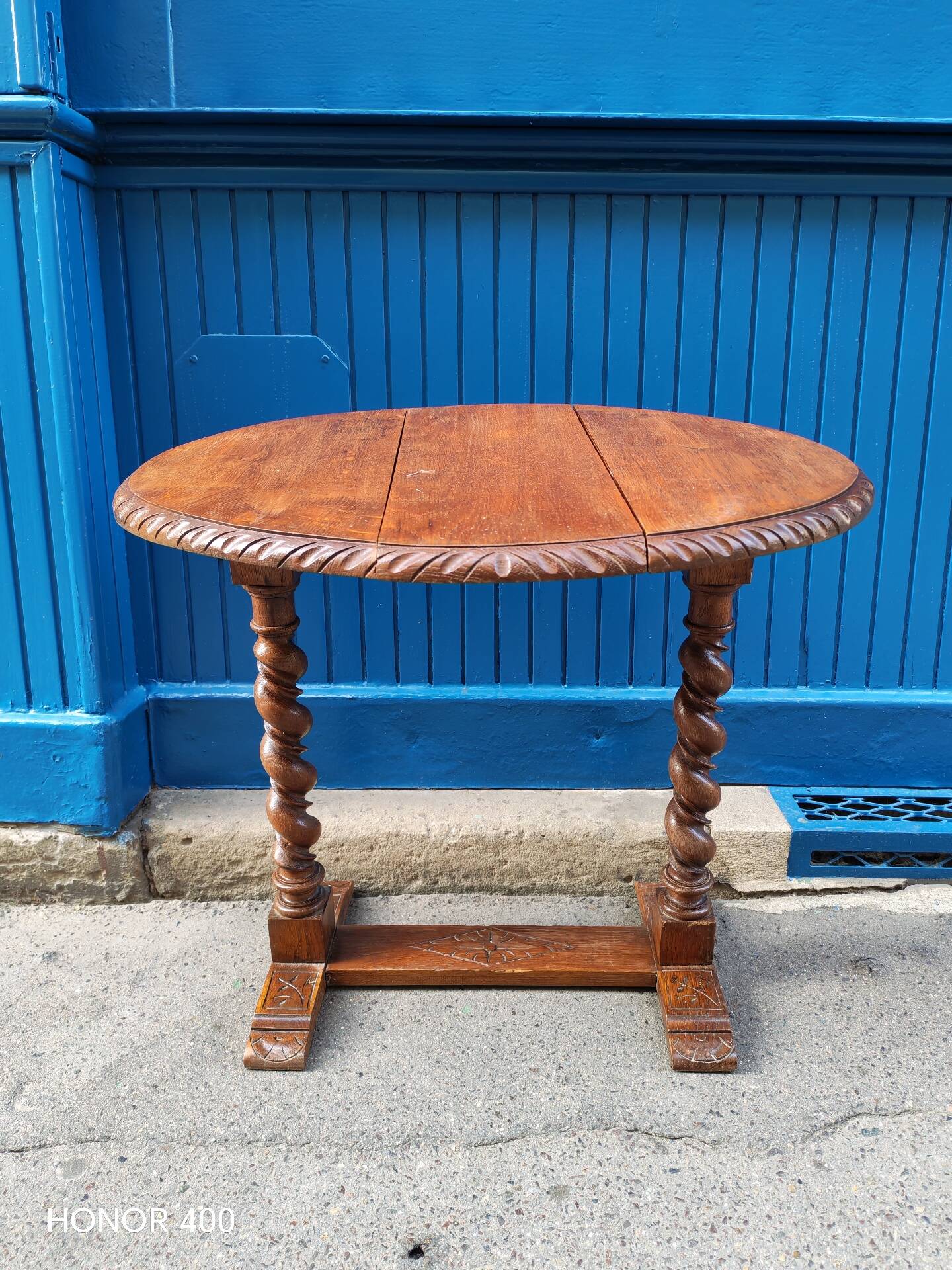 Drop-leaf coffee table