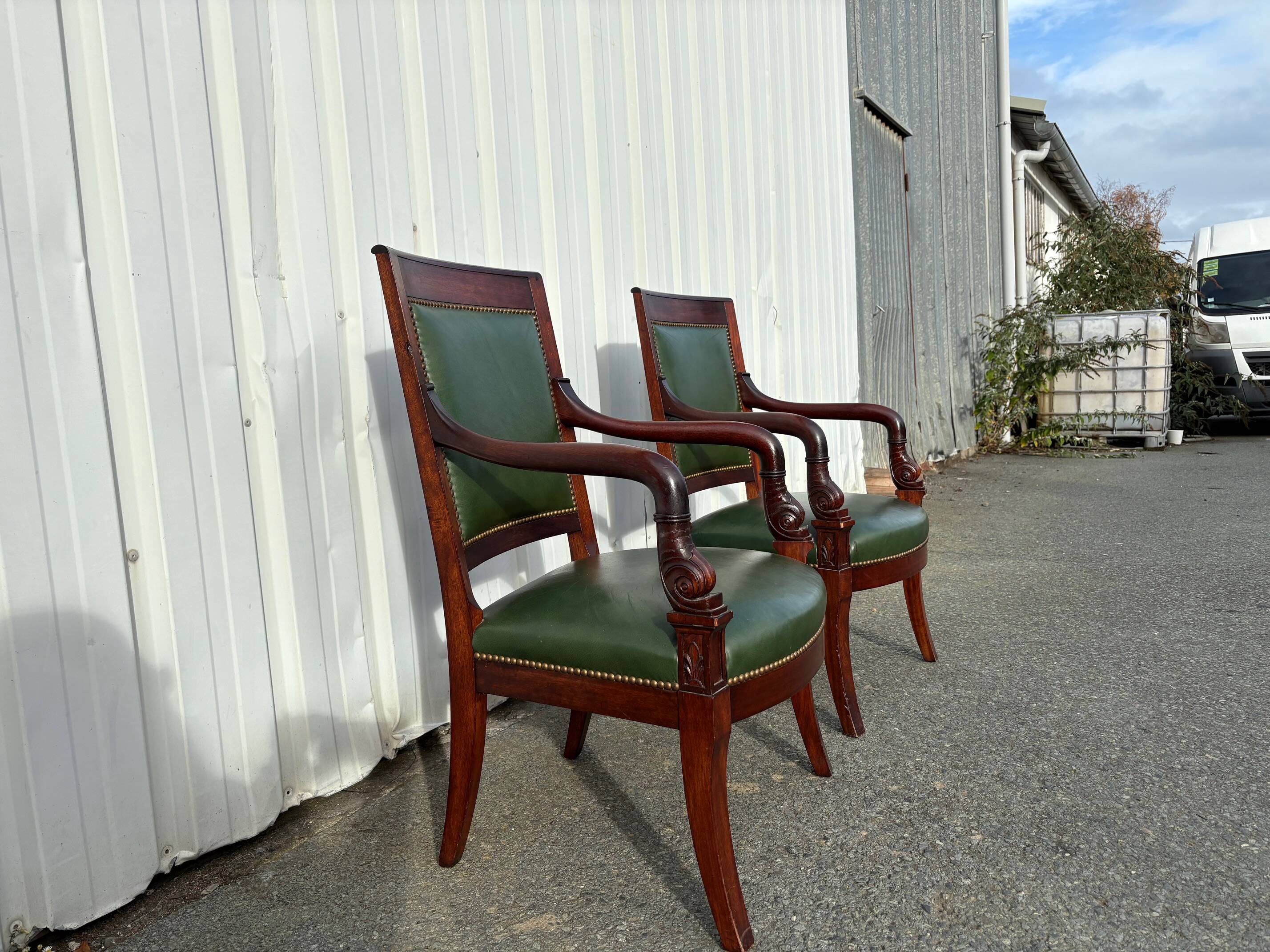 Paire de fauteuils de style Empire en acajou et cuir vert