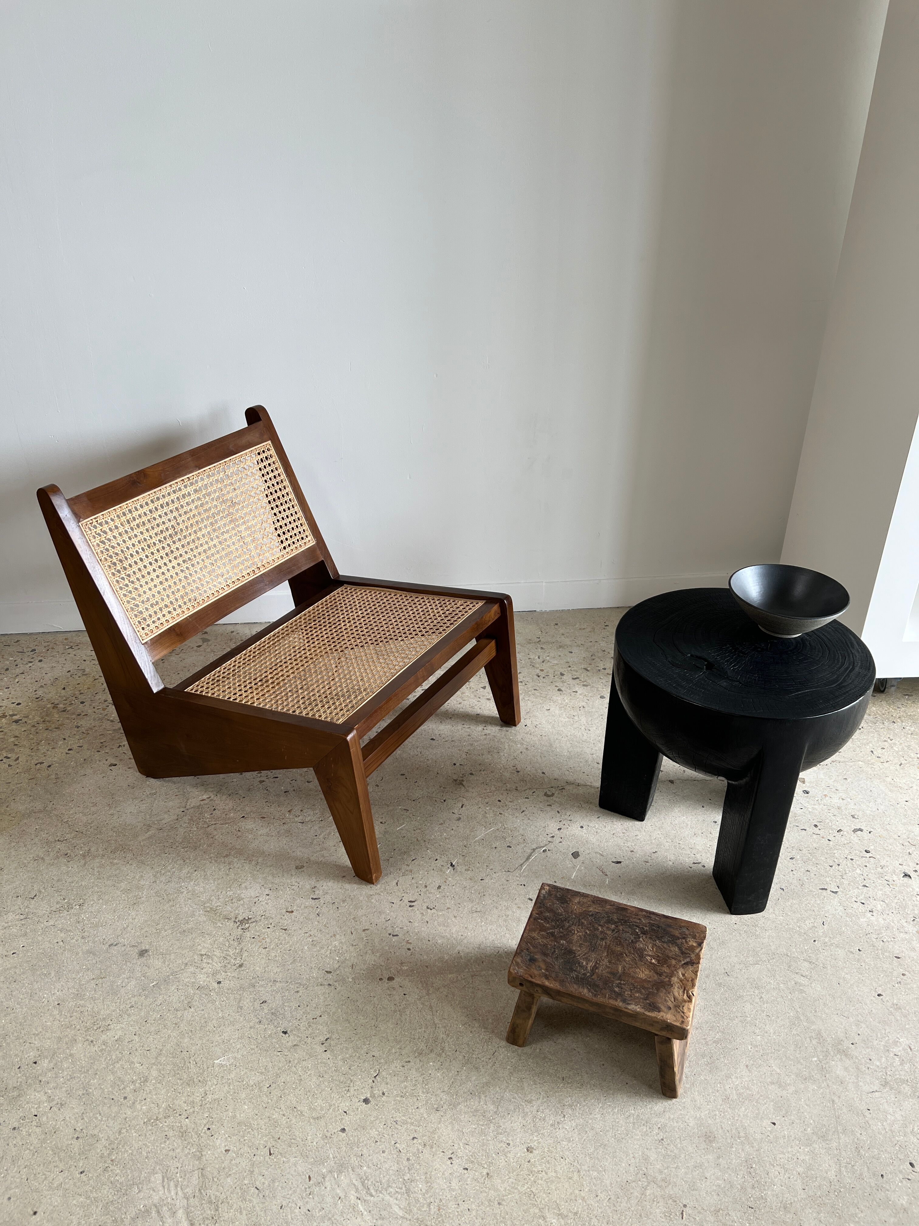 Black mango wood tripod side table with a semi-spherical top, height: 45 cm, diameter: 44 cm.