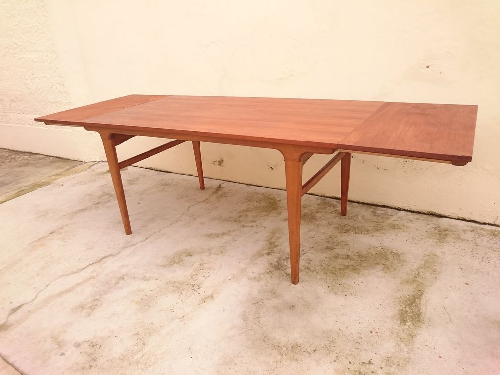 Scandinavian style table with extensions