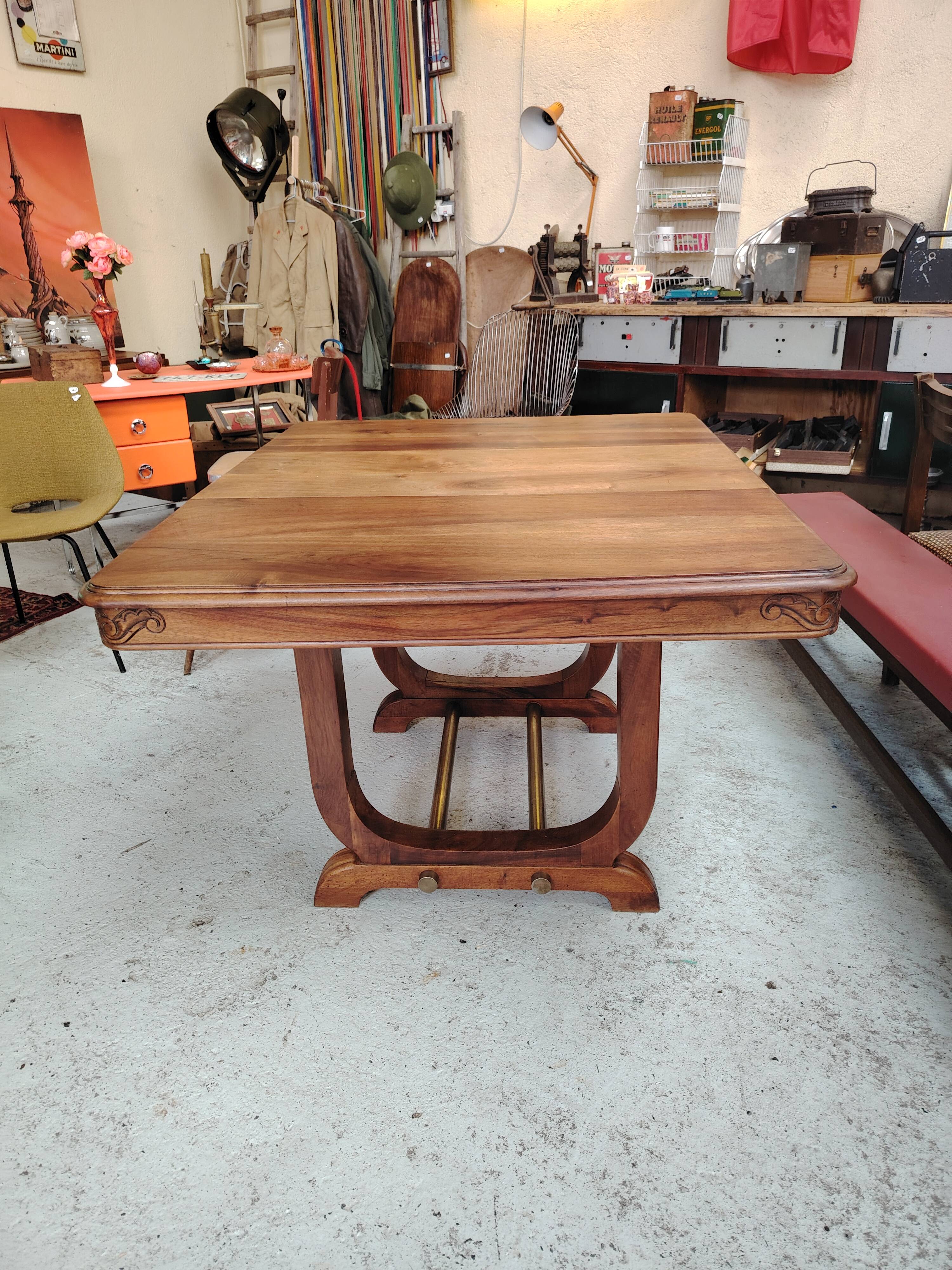 Art Deco extendable table in solid wood and brass.